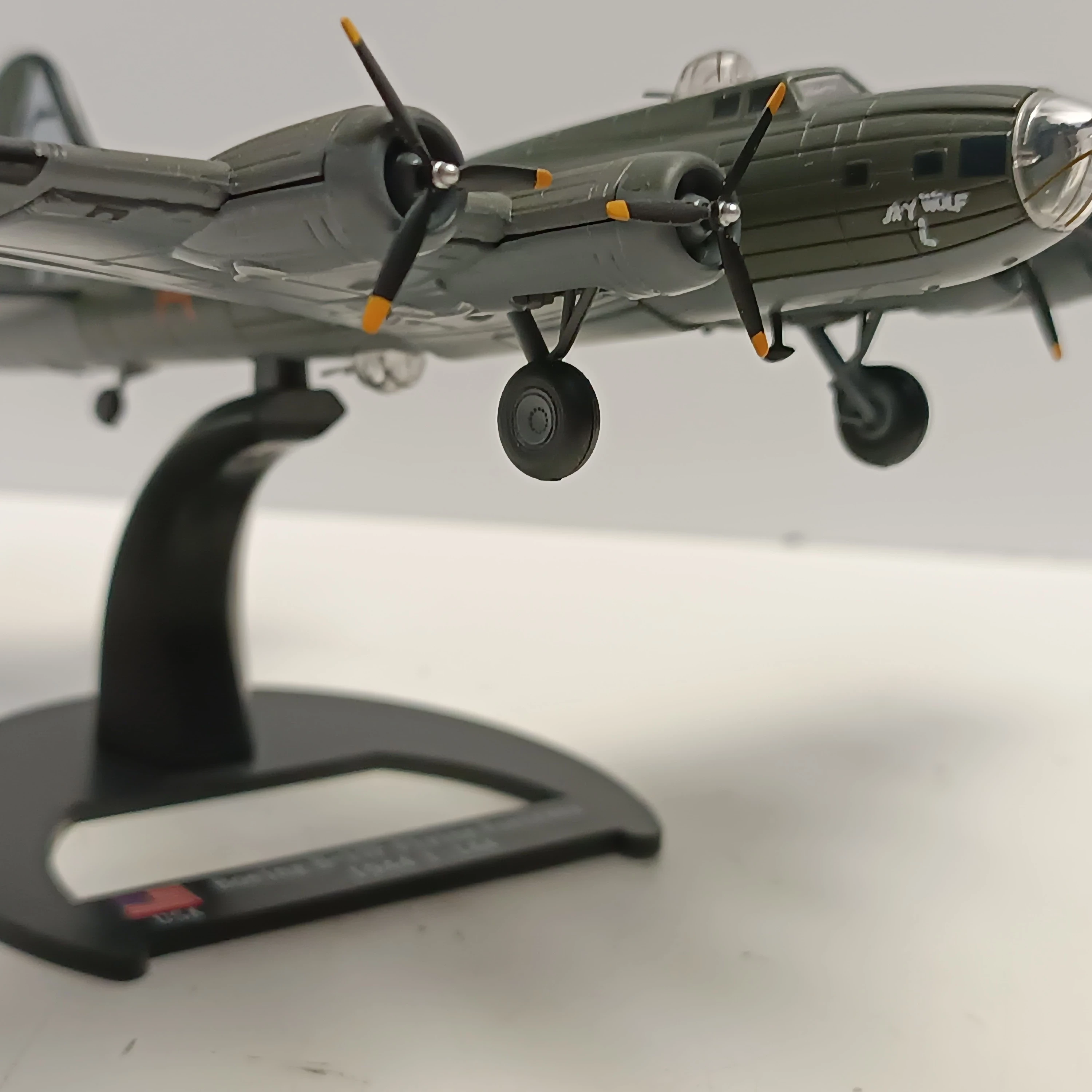 1144-wwii-boeing-b-17f-flying-fortress-bomber-model-diecast-military-coll-stan-11323-2