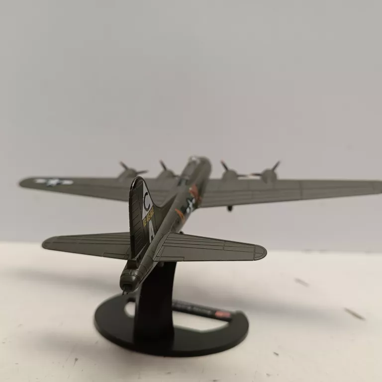 1144-wwii-boeing-b-17f-flying-fortress-bomber-model-diecast-military-coll-skala-250376-1887474