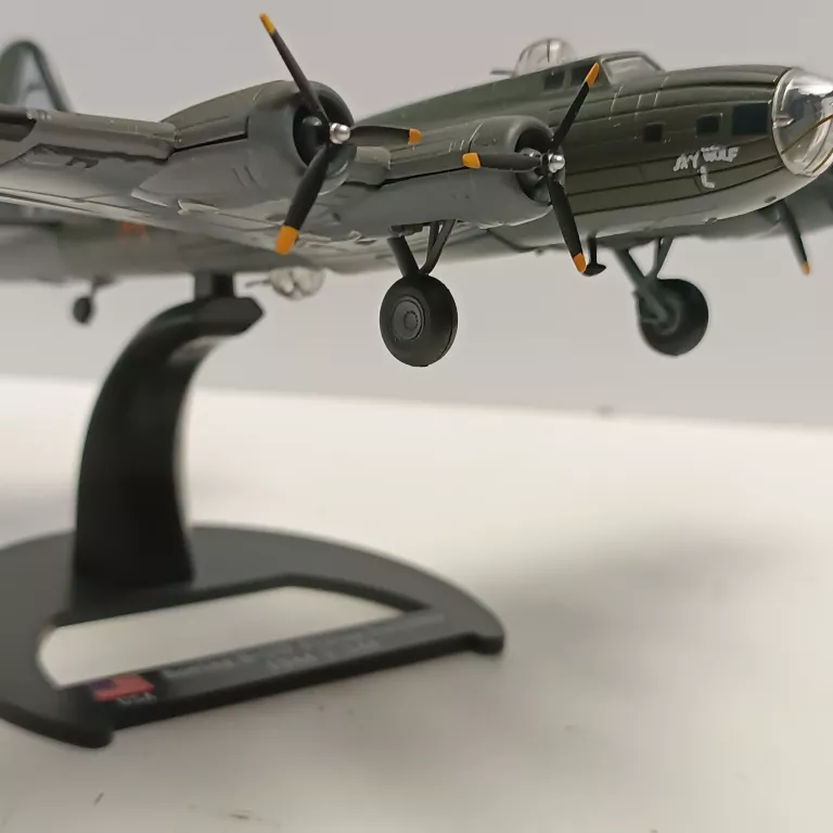 1144-wwii-boeing-b-17f-flying-fortress-bomber-model-diecast-military-coll-stan-11323-2