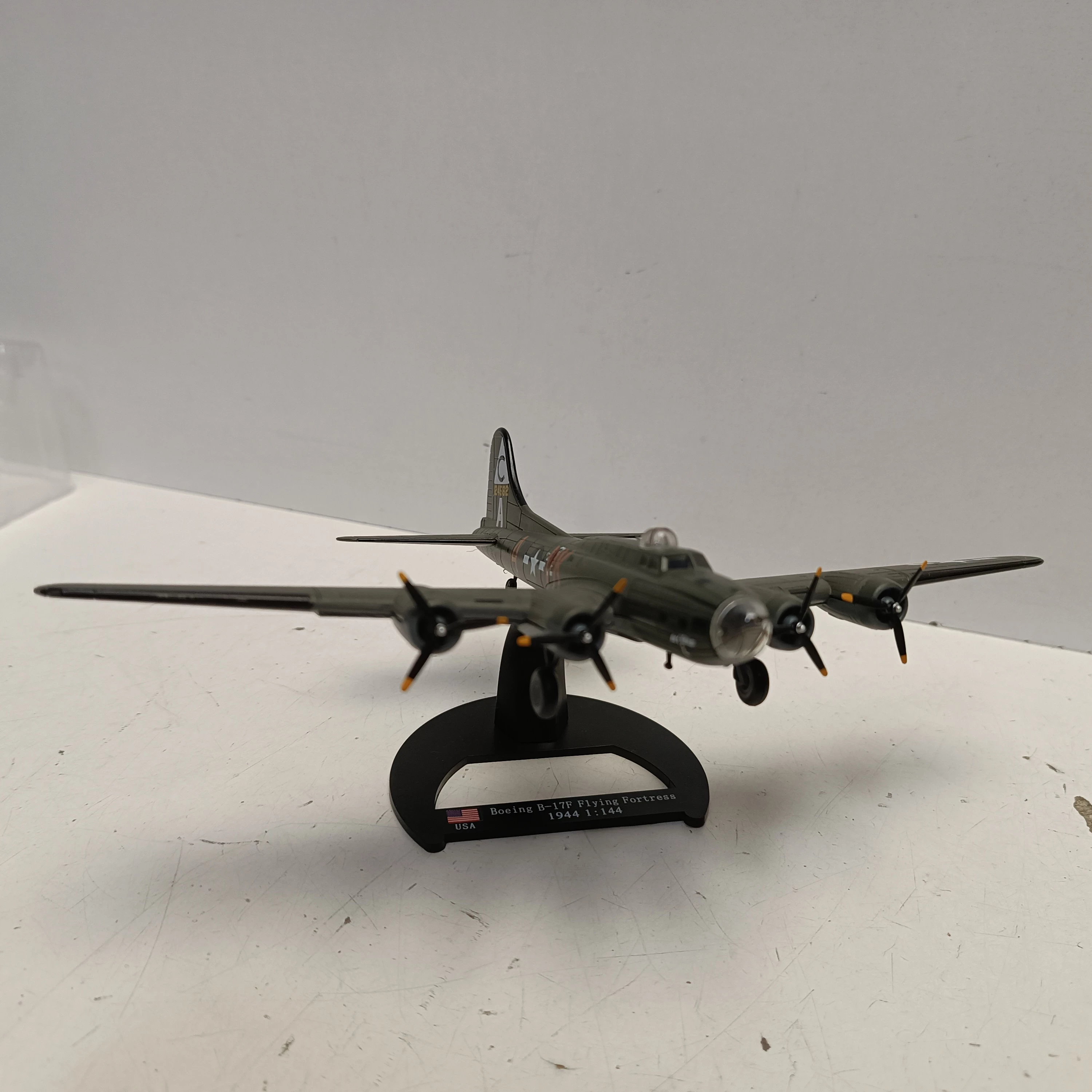 1144-wwii-boeing-b-17f-flying-fortress-bomber-model-diecast-military-coll-marka-248811-958954