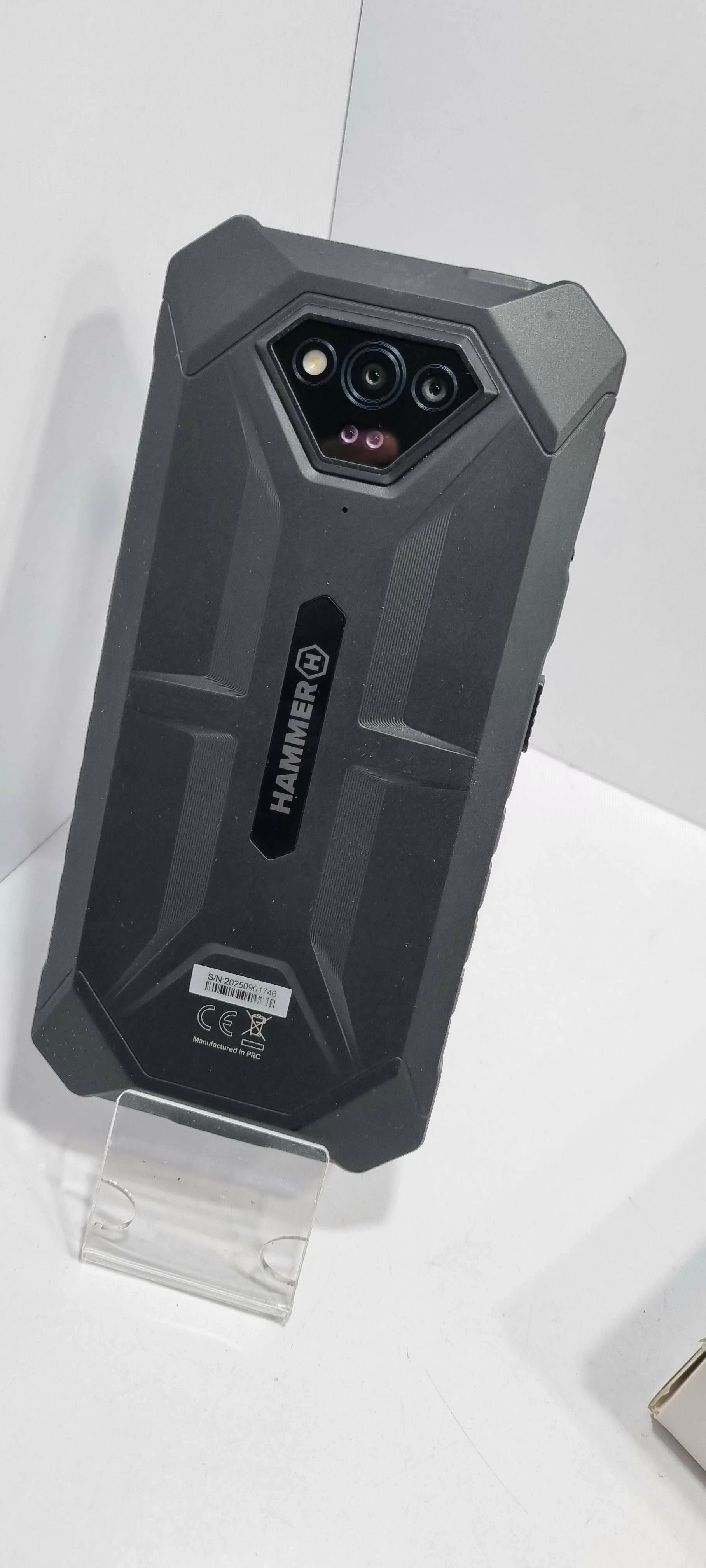 smartfon-hammer-iron-v-stan-11323-2