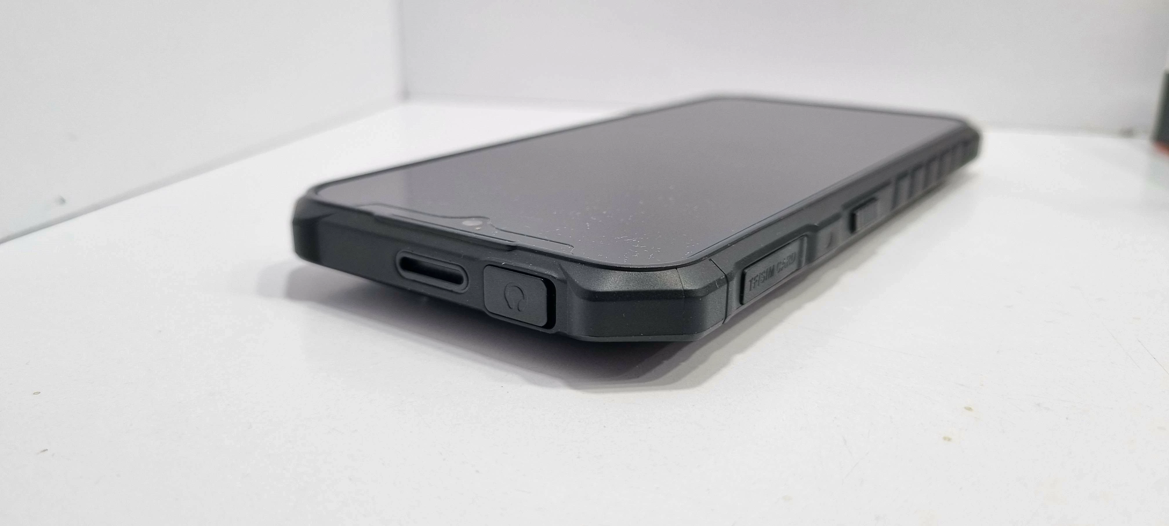 smartfon-hammer-iron-v-typ-202685-212929