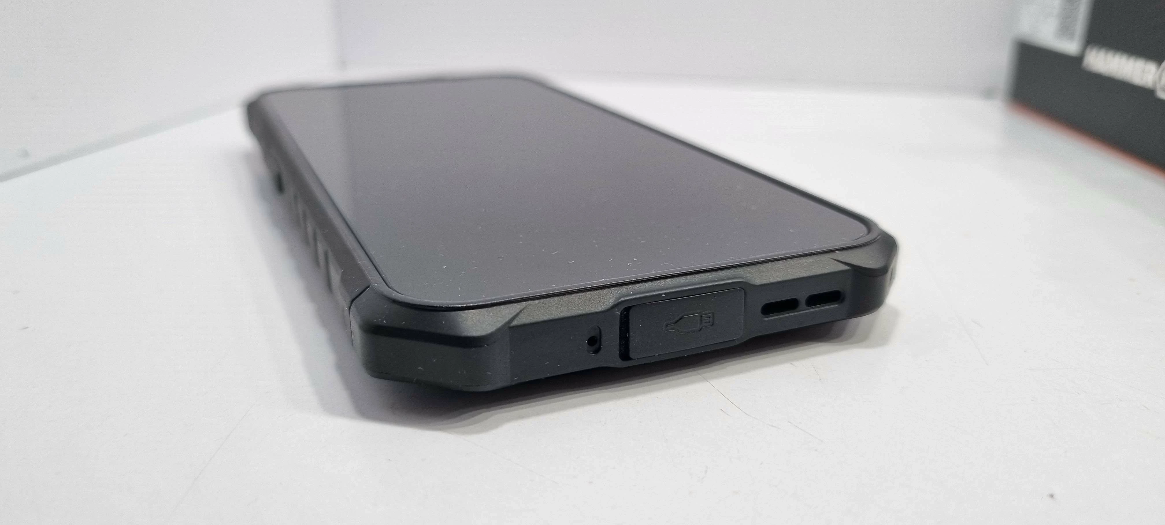 smartfon-hammer-iron-v-kod-producenta-tel000912