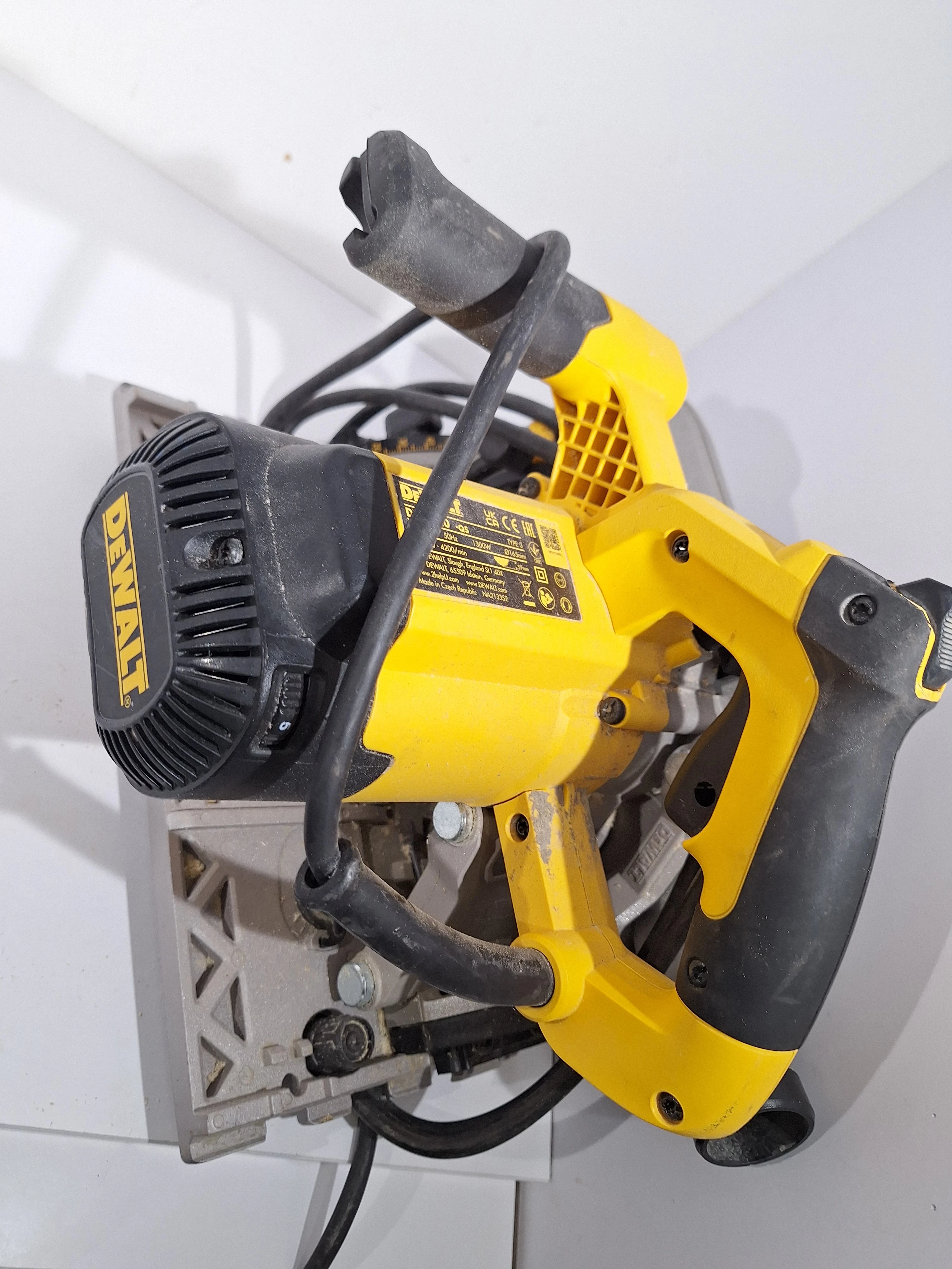 zestaw-dewolt-2-walizk-pilai-dws52018v-wkretarka-dcf6202dws520-predkosc-obrotowa-400000