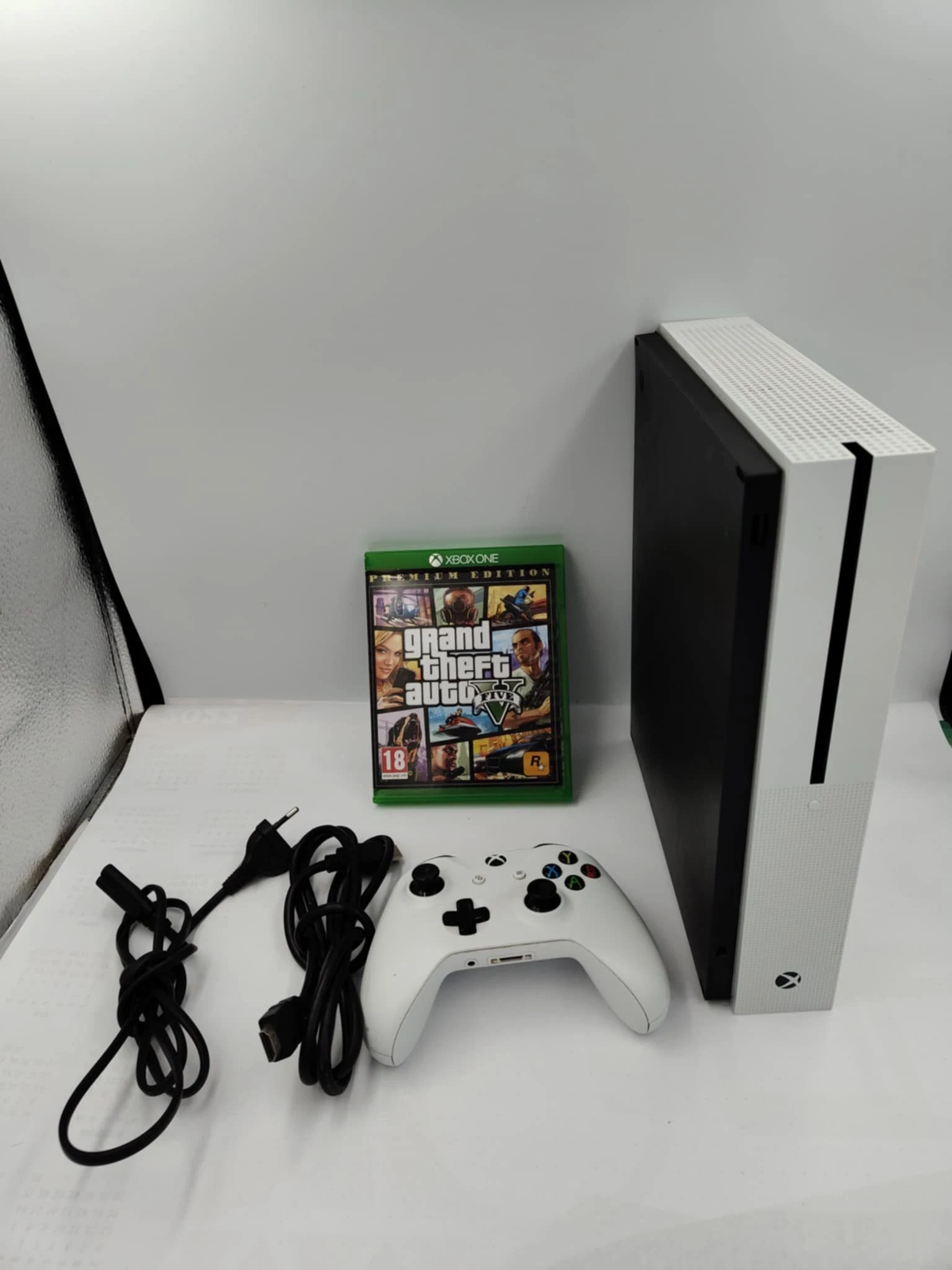 konsola-xbox-one-s-1681-500-gb-gry-w-zestawie-205998-225574