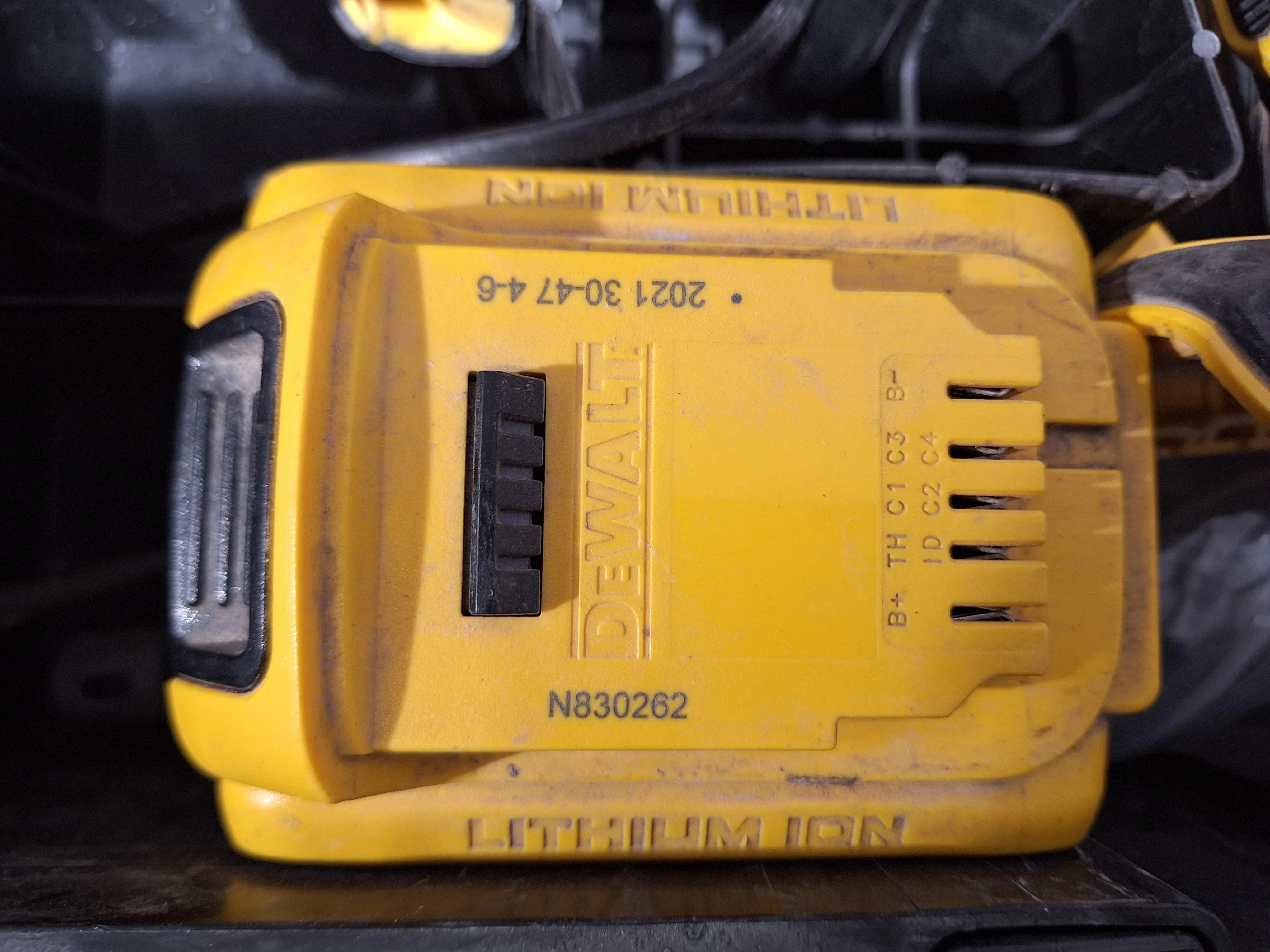 zestaw-dewolt-2-walizk-pilai-dws52018v-wkretarka-dcf6202dws520-rodzaj-228741-335309