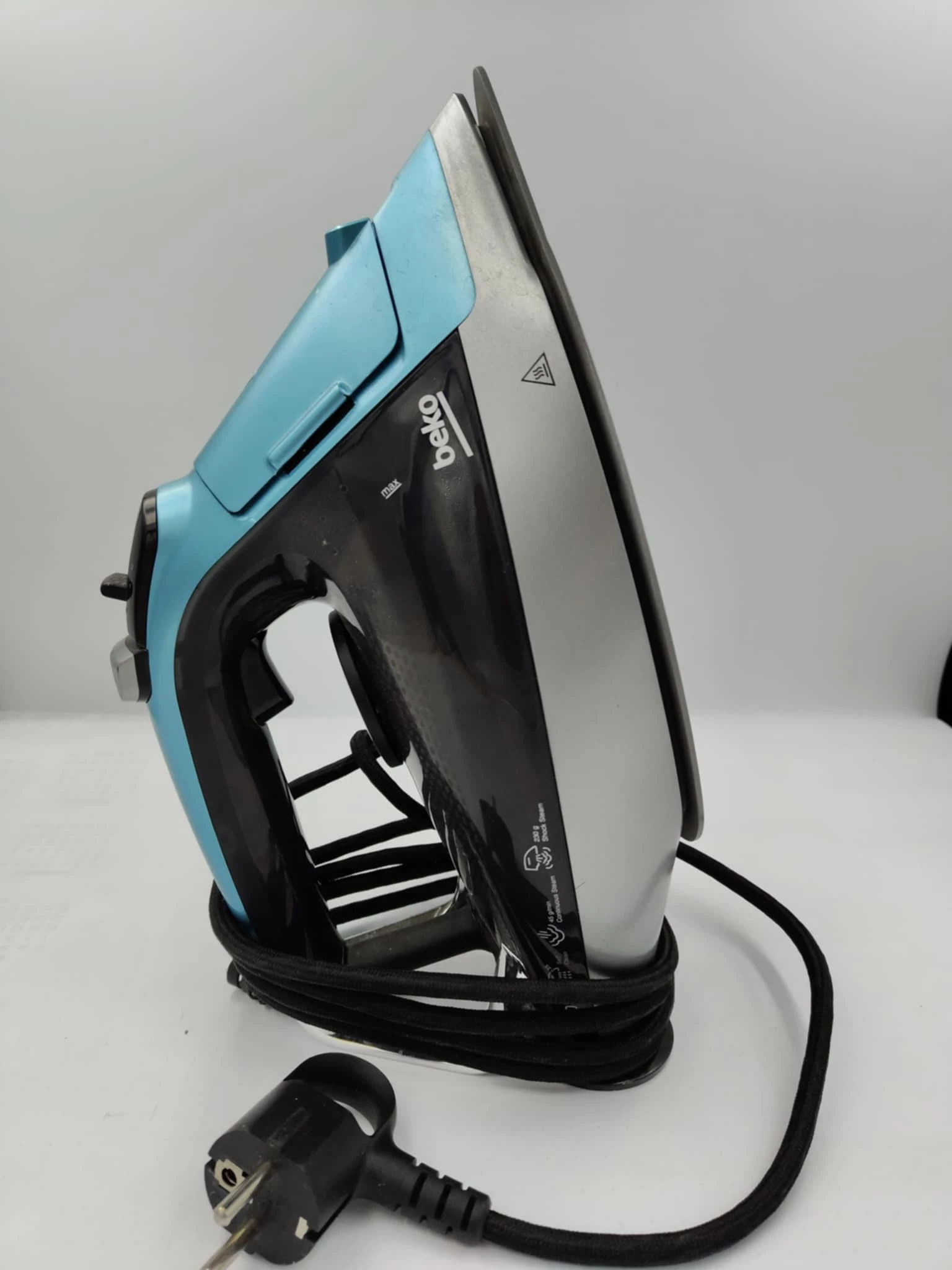 zelazko-przewodowe-beko-futureiron-sim-5124e-2400w-al-3-maja-4-ostrowiec-sw