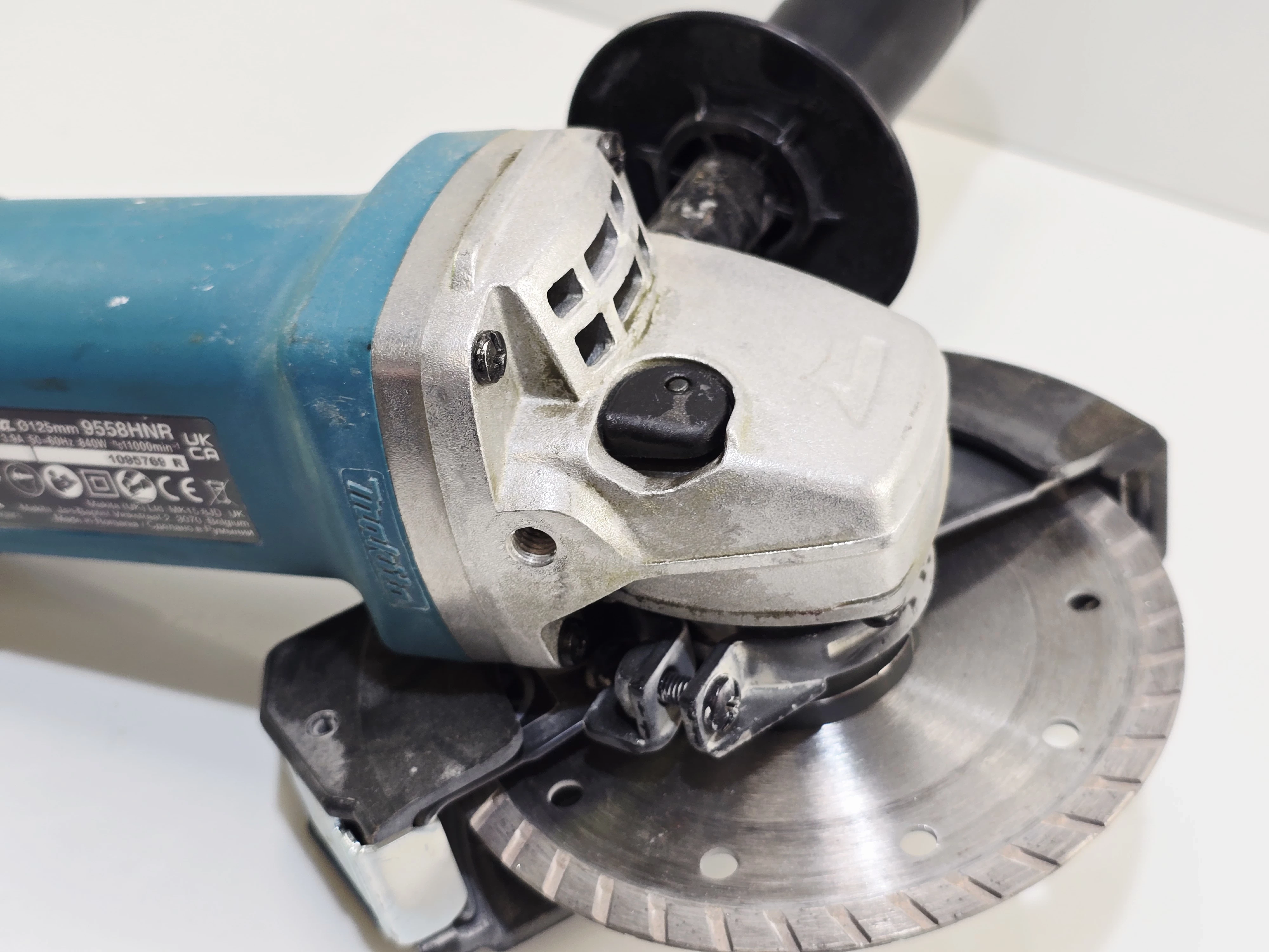 szlifierka-katowa-makita-9558hnr-840w-maksymalna-moc-84000