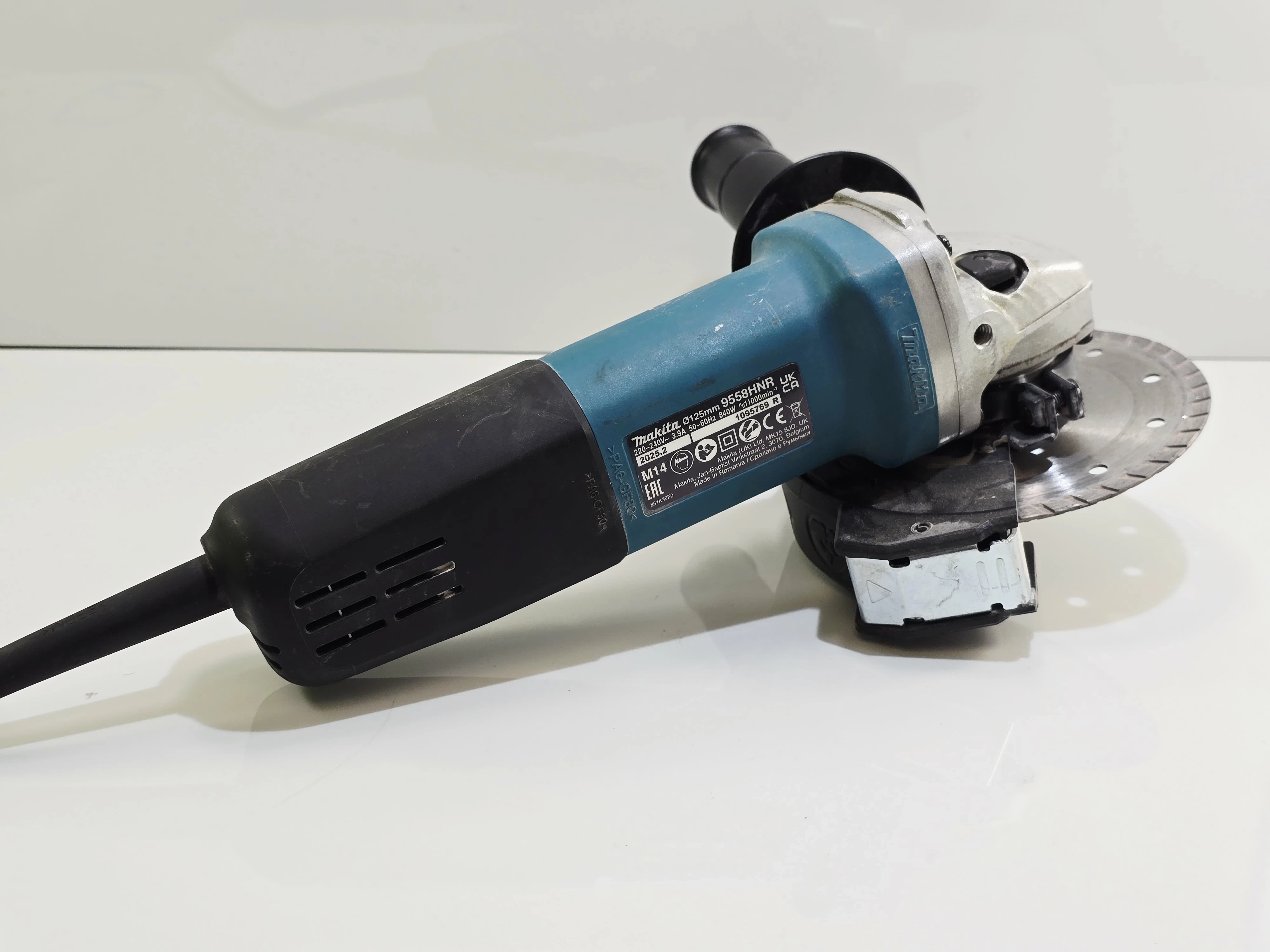 szlifierka-katowa-makita-9558hnr-840w-stan-11323-2