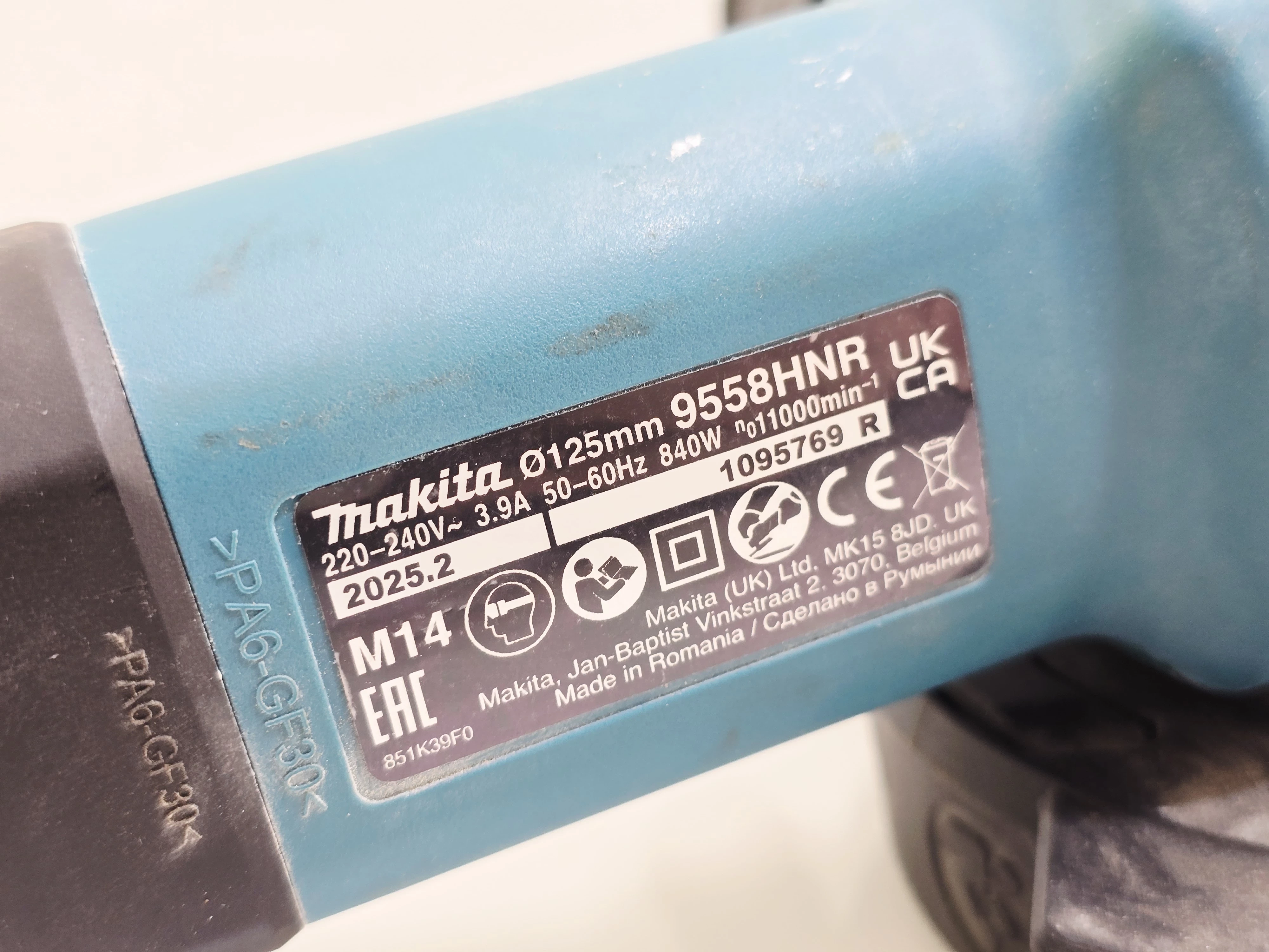 szlifierka-katowa-makita-9558hnr-840w-rodzaj-zasilania-128529-2