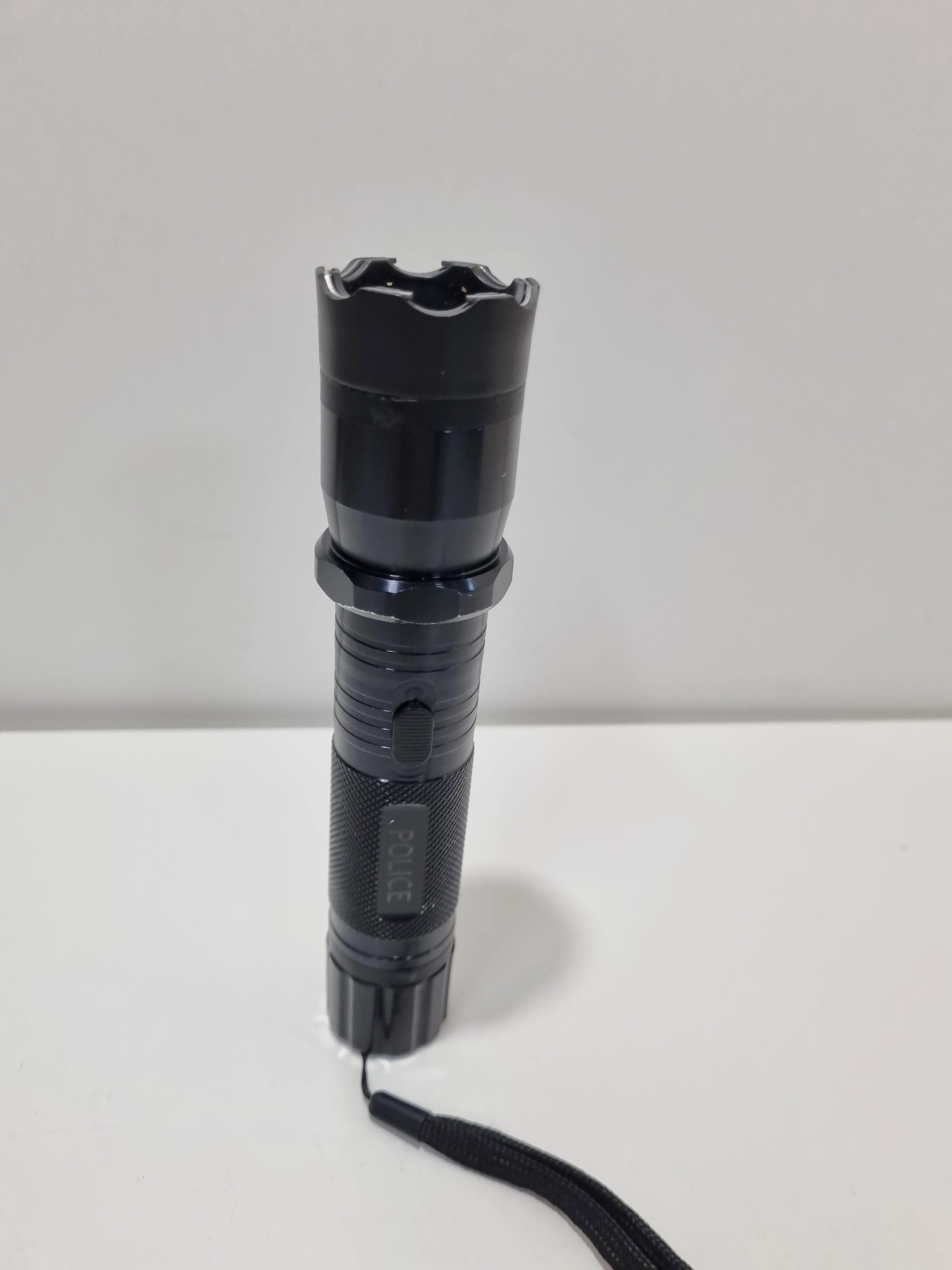 latarka-z-paralizatorem-police-stan-11323-2