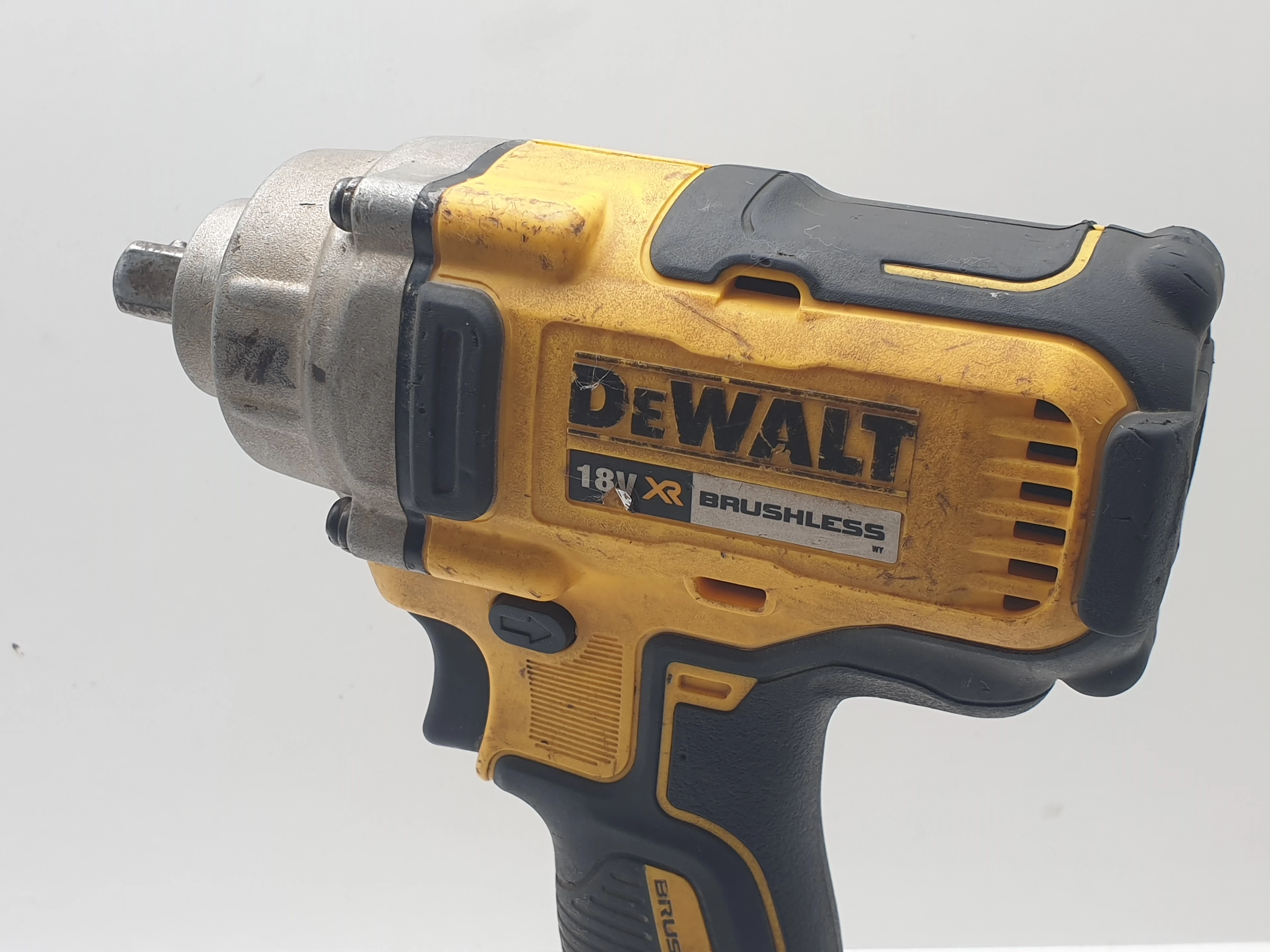 klucz-udarowy-dewalt-dcf894-zakretarka-pojemnosc-akumulatora-2