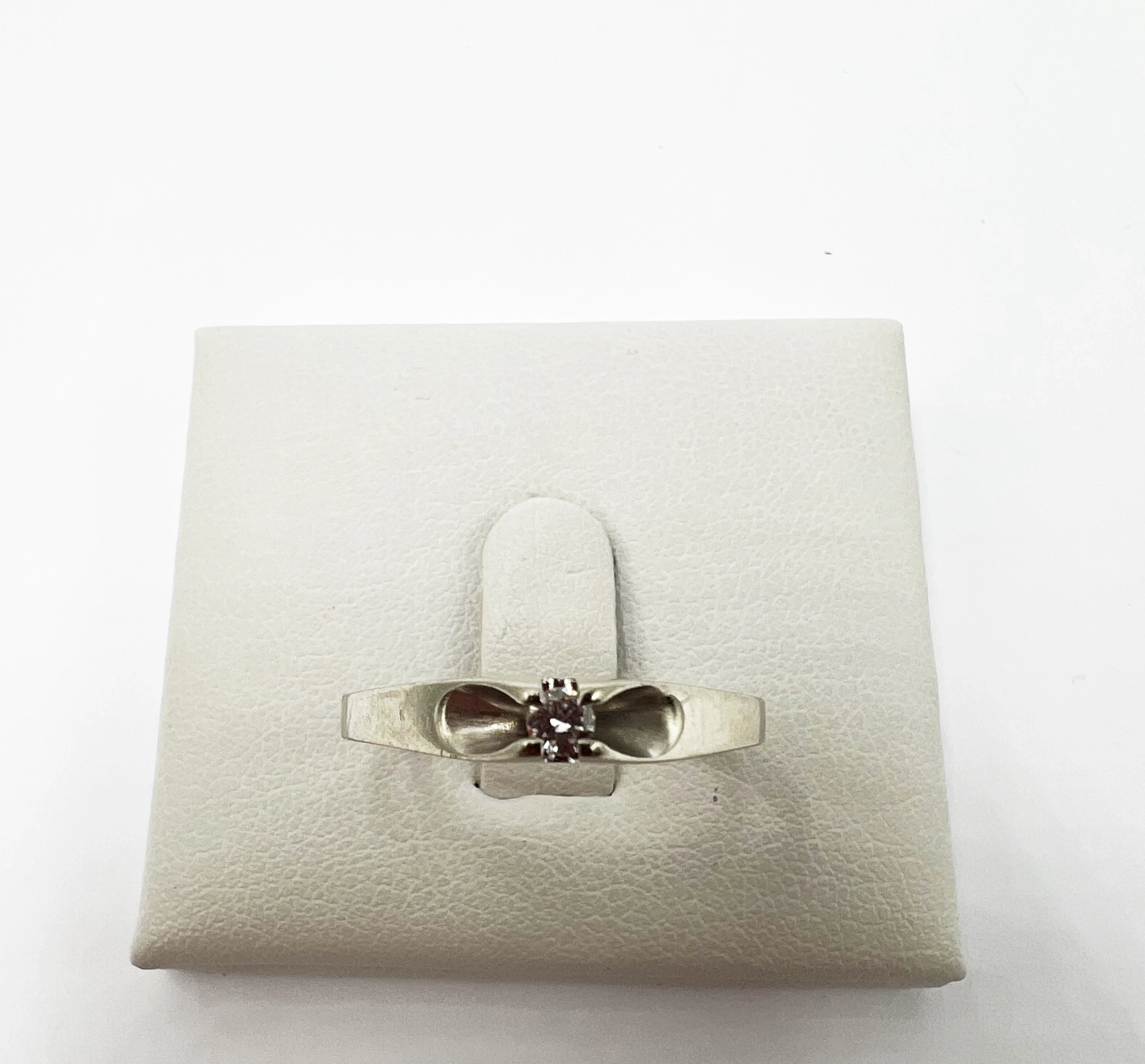 pierscionek-z-bialego-zlota-z-brylantem-p585-213g-r20-kamienie-221-1