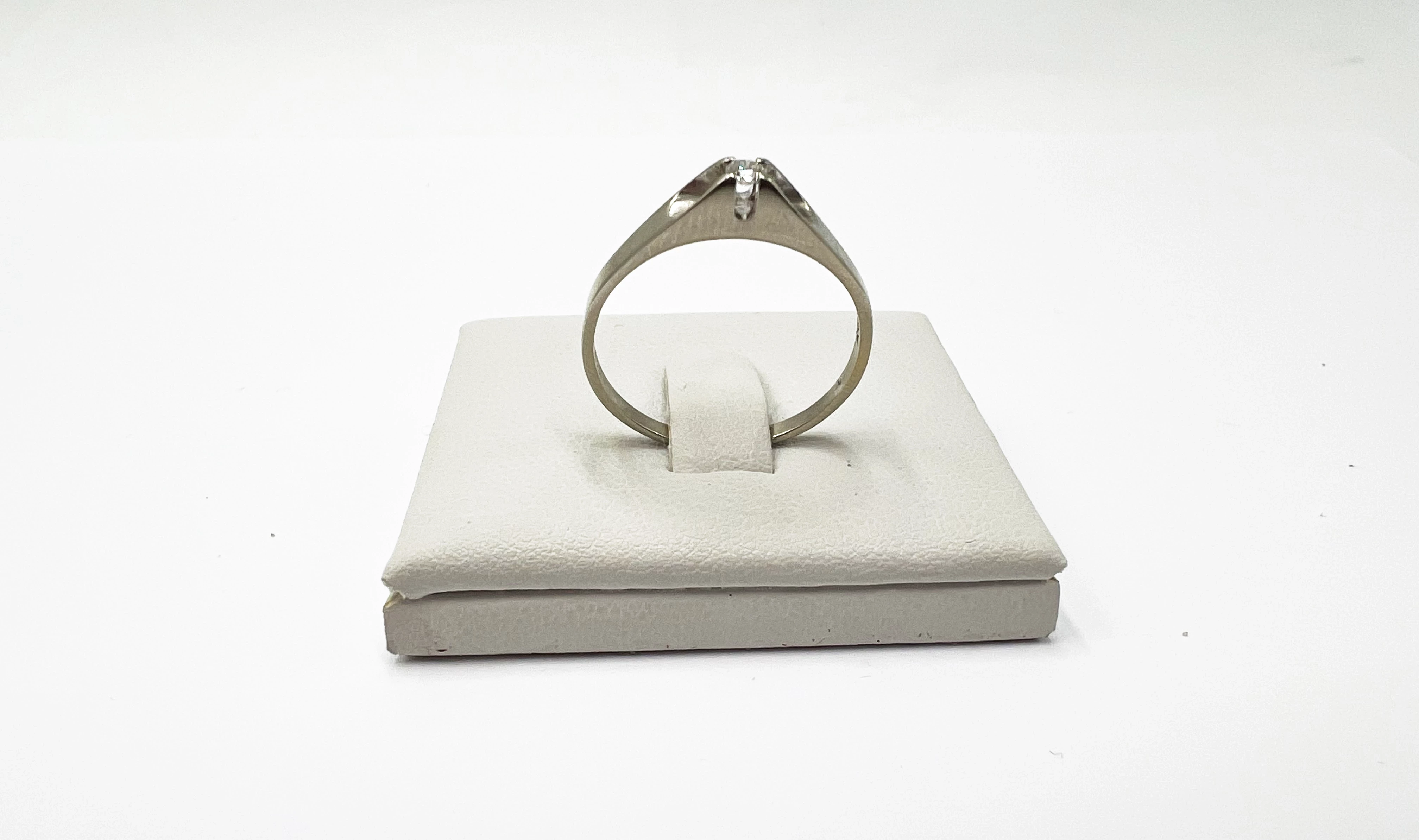 pierscionek-z-bialego-zlota-z-brylantem-p585-213g-r20-kamienie-221-1