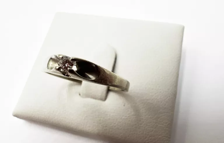 pierscionek-z-bialego-zlota-z-brylantem-p585-213g-r20-material-dominujacy-223721-262144