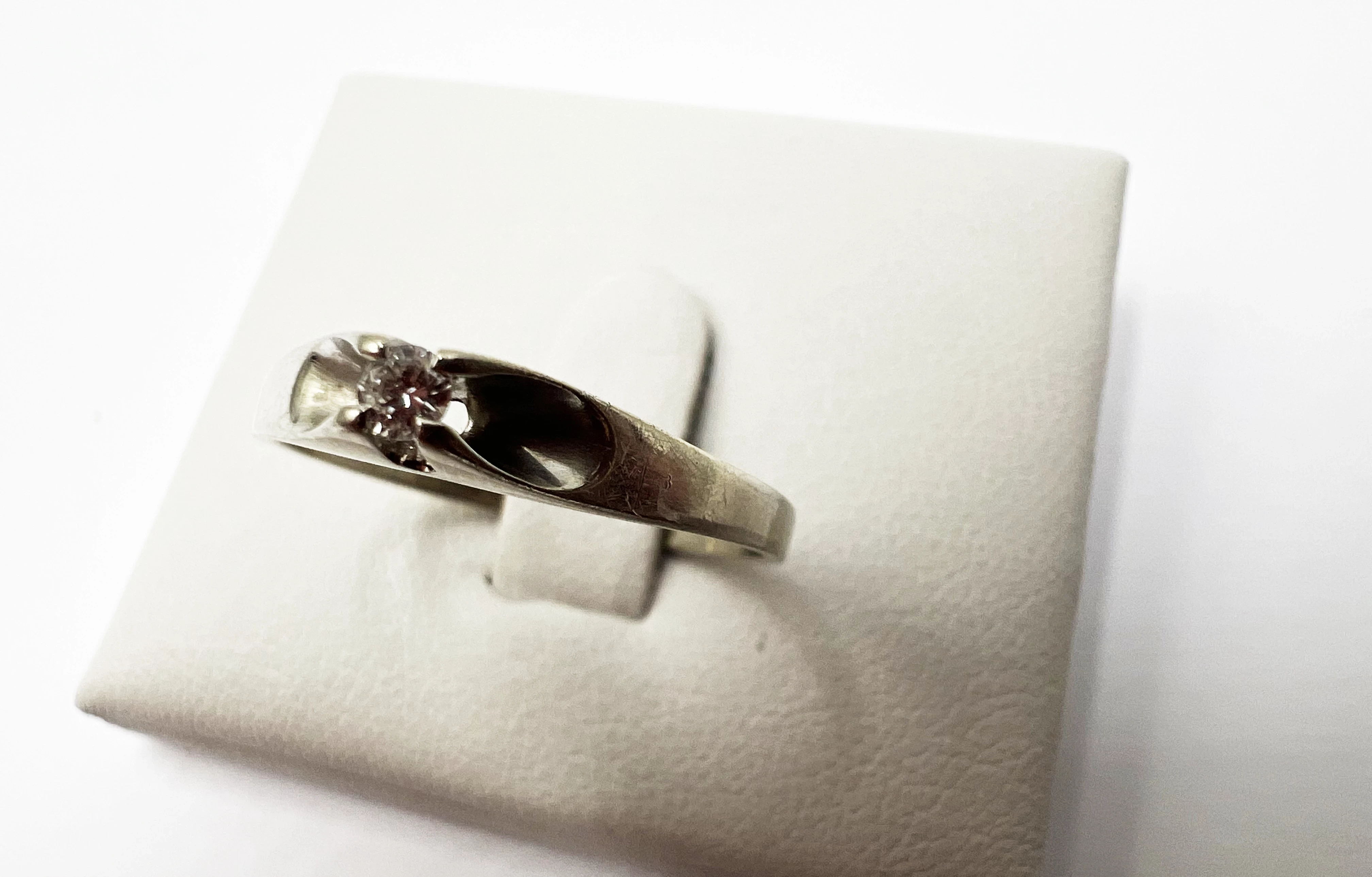 pierscionek-z-bialego-zlota-z-brylantem-p585-213g-r20-material-dominujacy-223721-262144