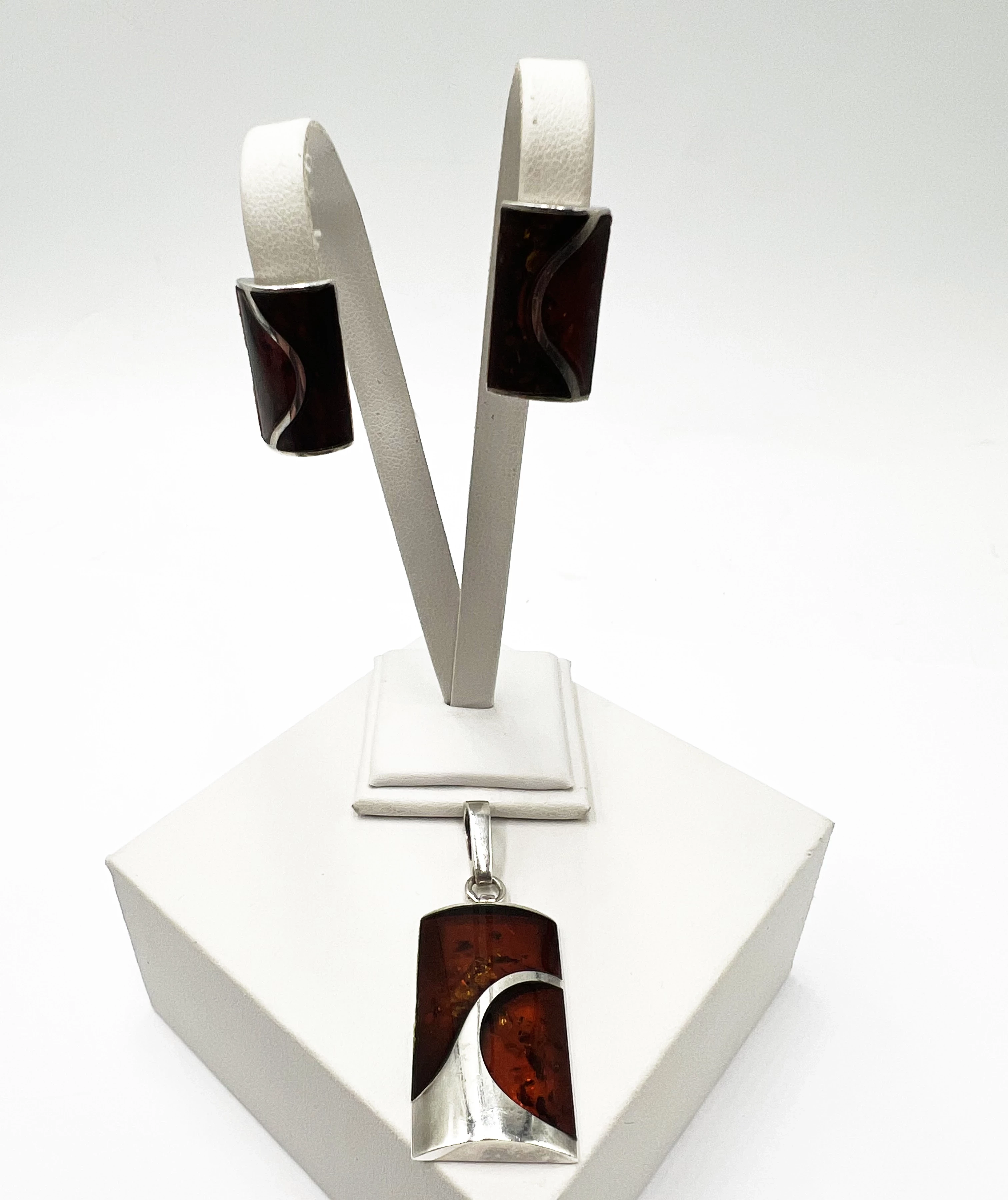 srebrny-komplet-zawieszka-kolczyki-bursztyn-p9251599g-kilinskiego-1-golub-dobrzyn