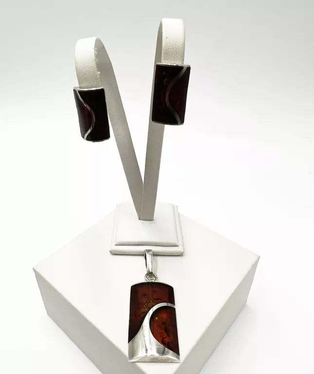 srebrny-komplet-zawieszka-kolczyki-bursztyn-p9251599g-kilinskiego-1-golub-dobrzyn