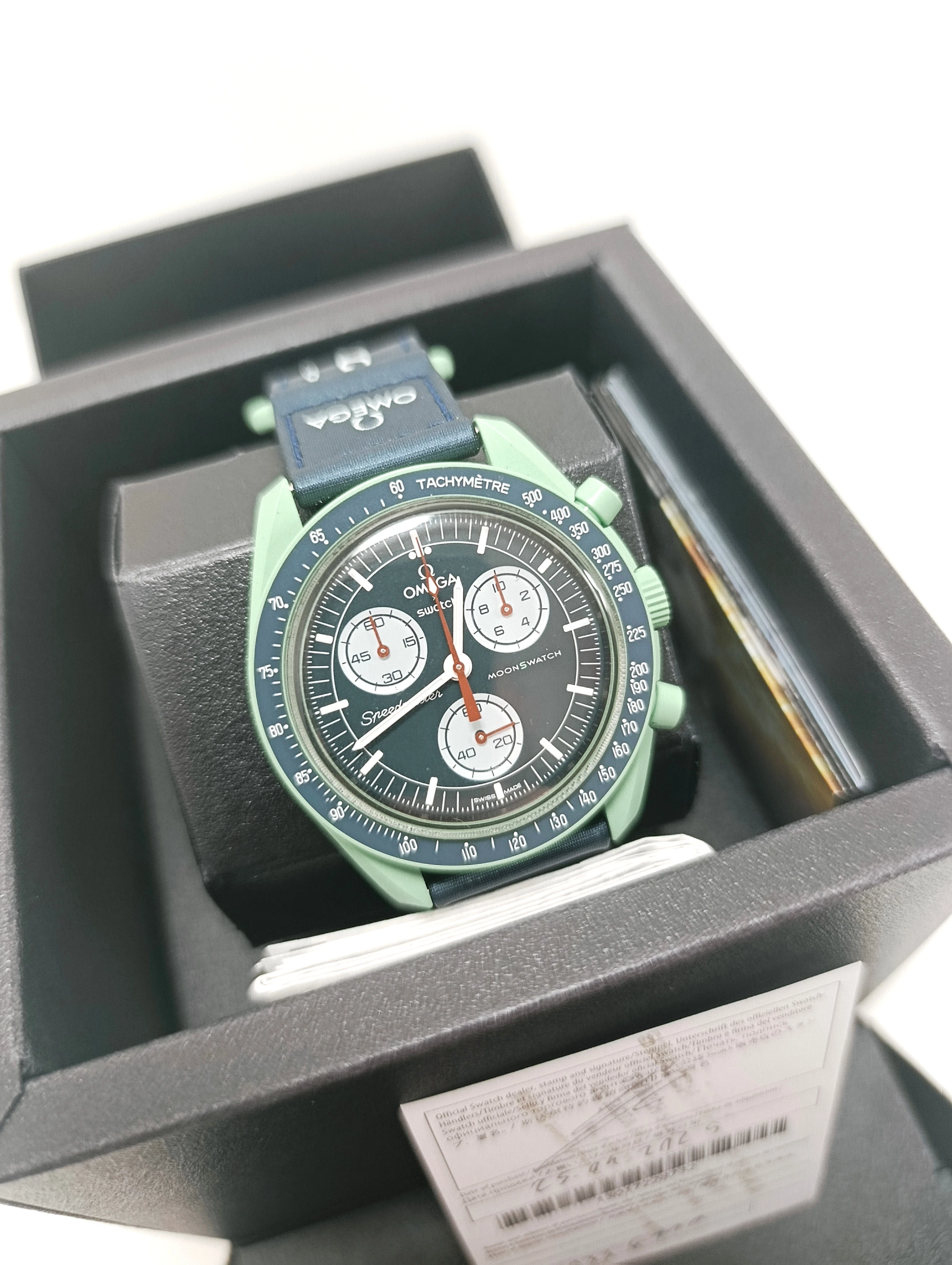 zegarek-omega-x-swatch-mission-on-earth-ziemia-material-paska-129219-4