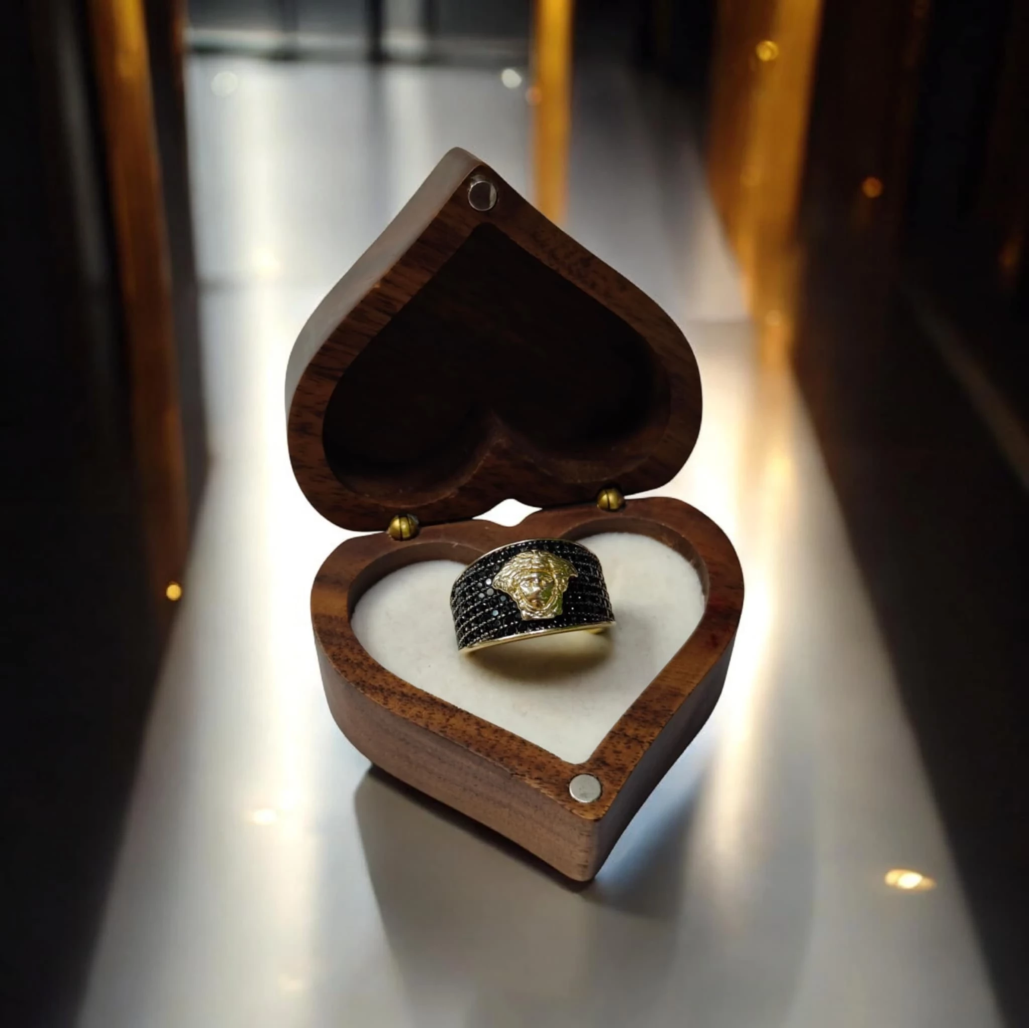 okazaly-zloty-pierscionek-14-k-522-g-r16-glowa-meduzy-czarne-cyrkonie-plec-15851-1