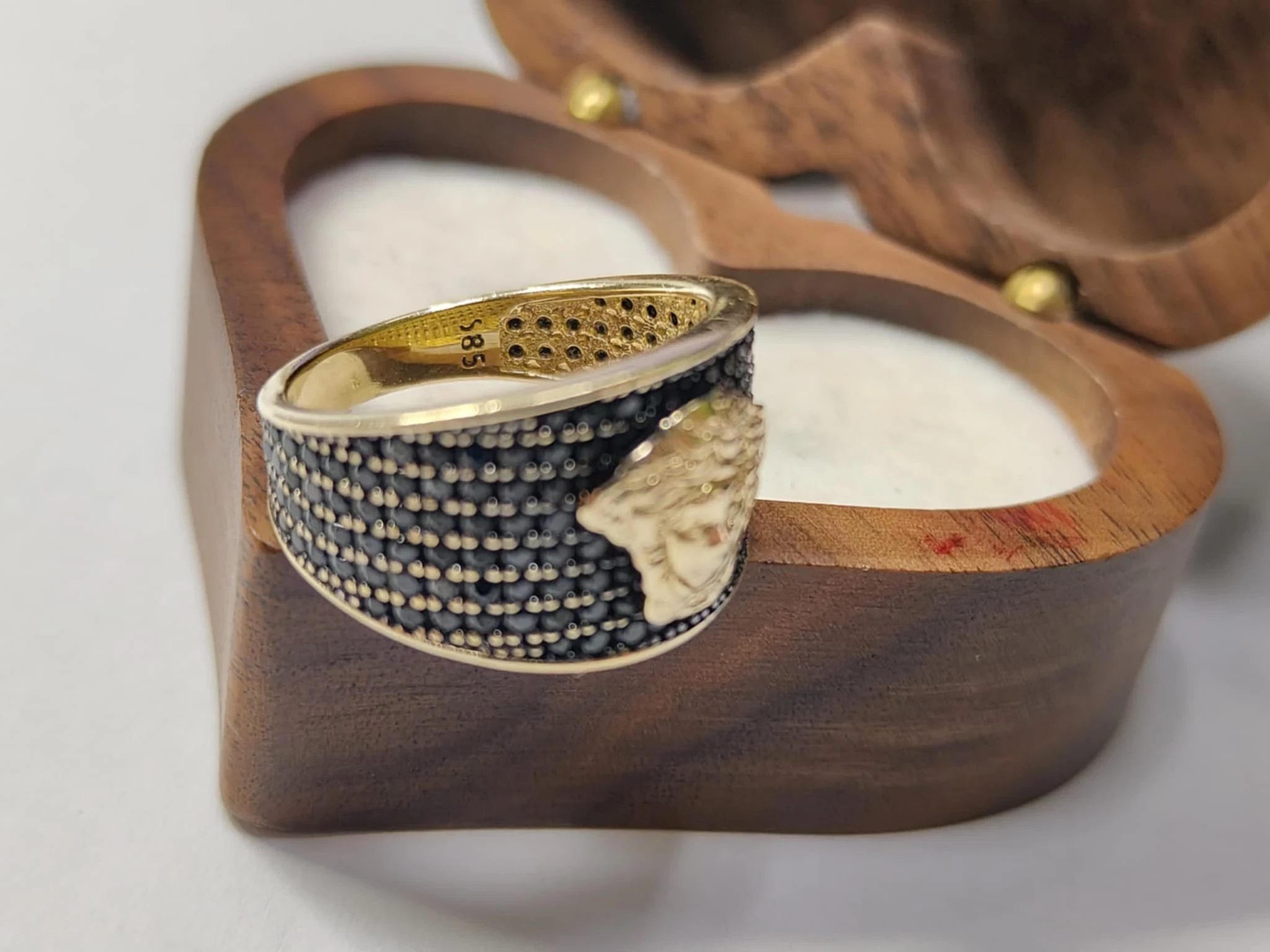 okazaly-zloty-pierscionek-14-k-522-g-r16-glowa-meduzy-czarne-cyrkonie-rodzaj-2205-2