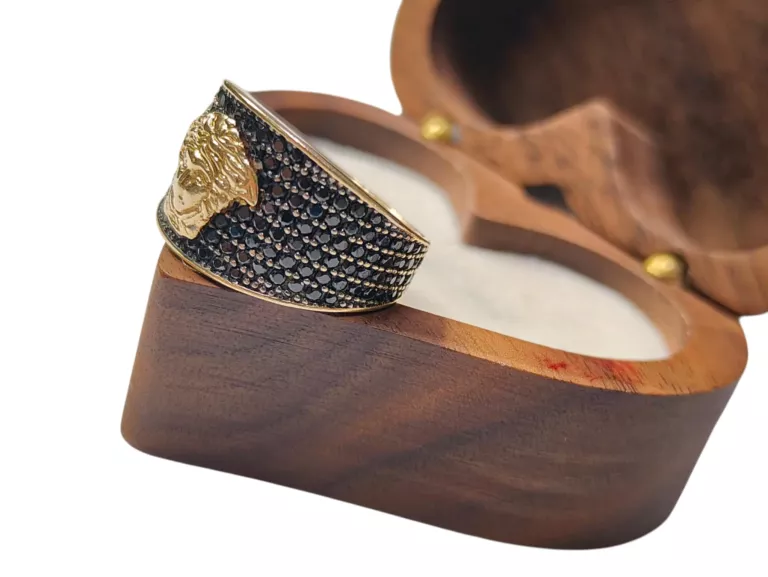 okazaly-zloty-pierscionek-14-k-522-g-r16-glowa-meduzy-czarne-cyrkonie-marka-248811-958954