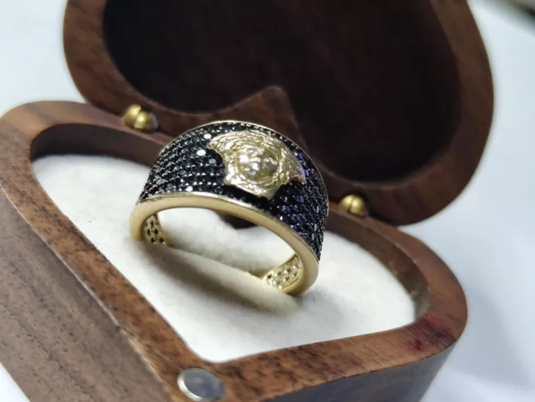 okazaly-zloty-pierscionek-14-k-522-g-r16-glowa-meduzy-czarne-cyrkonie-stan-11323-2