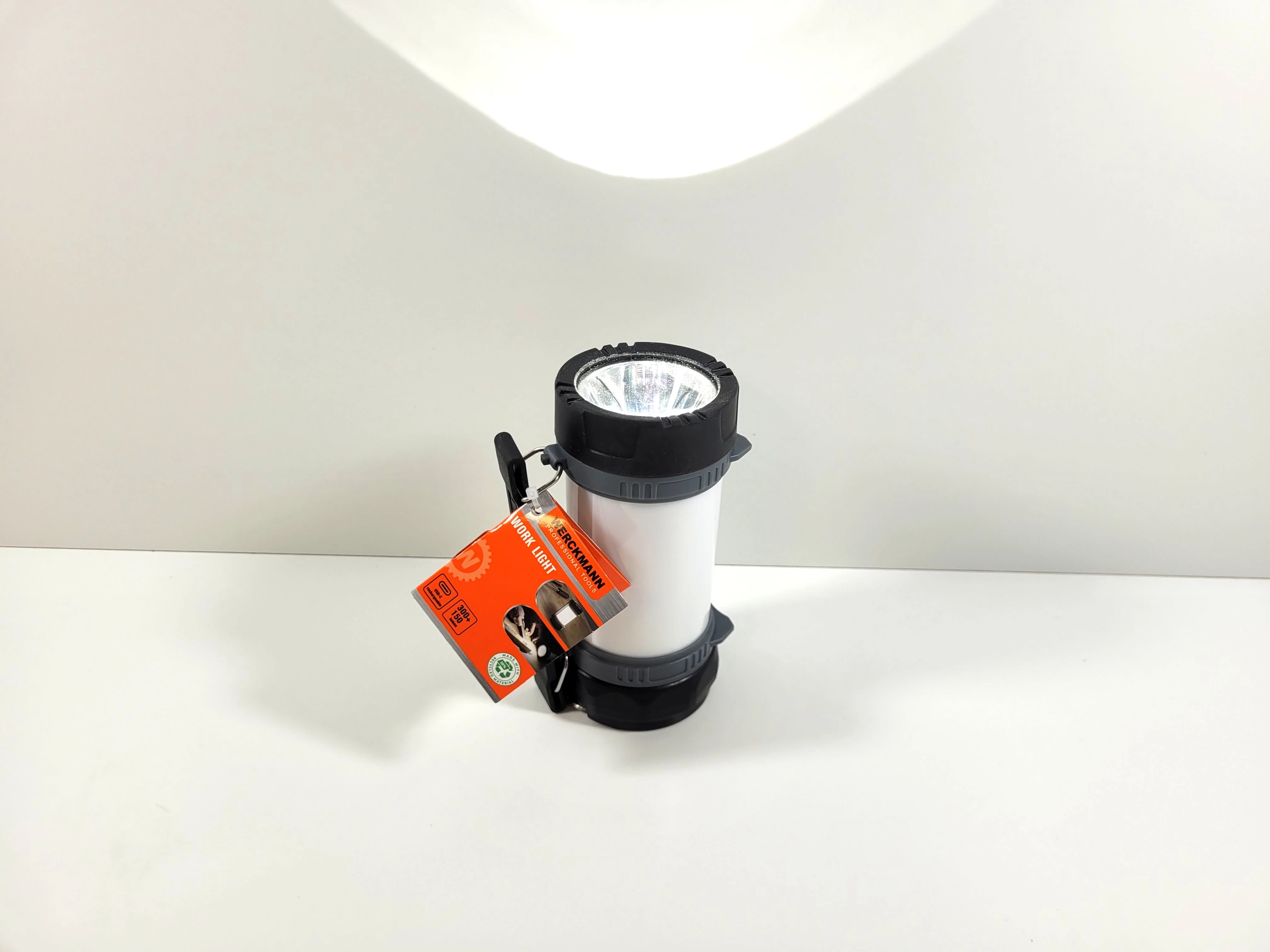 lampa-robocza-latarka-reczna-z-haczykami-werckmann-300-150-lumenow-stan-11323-1