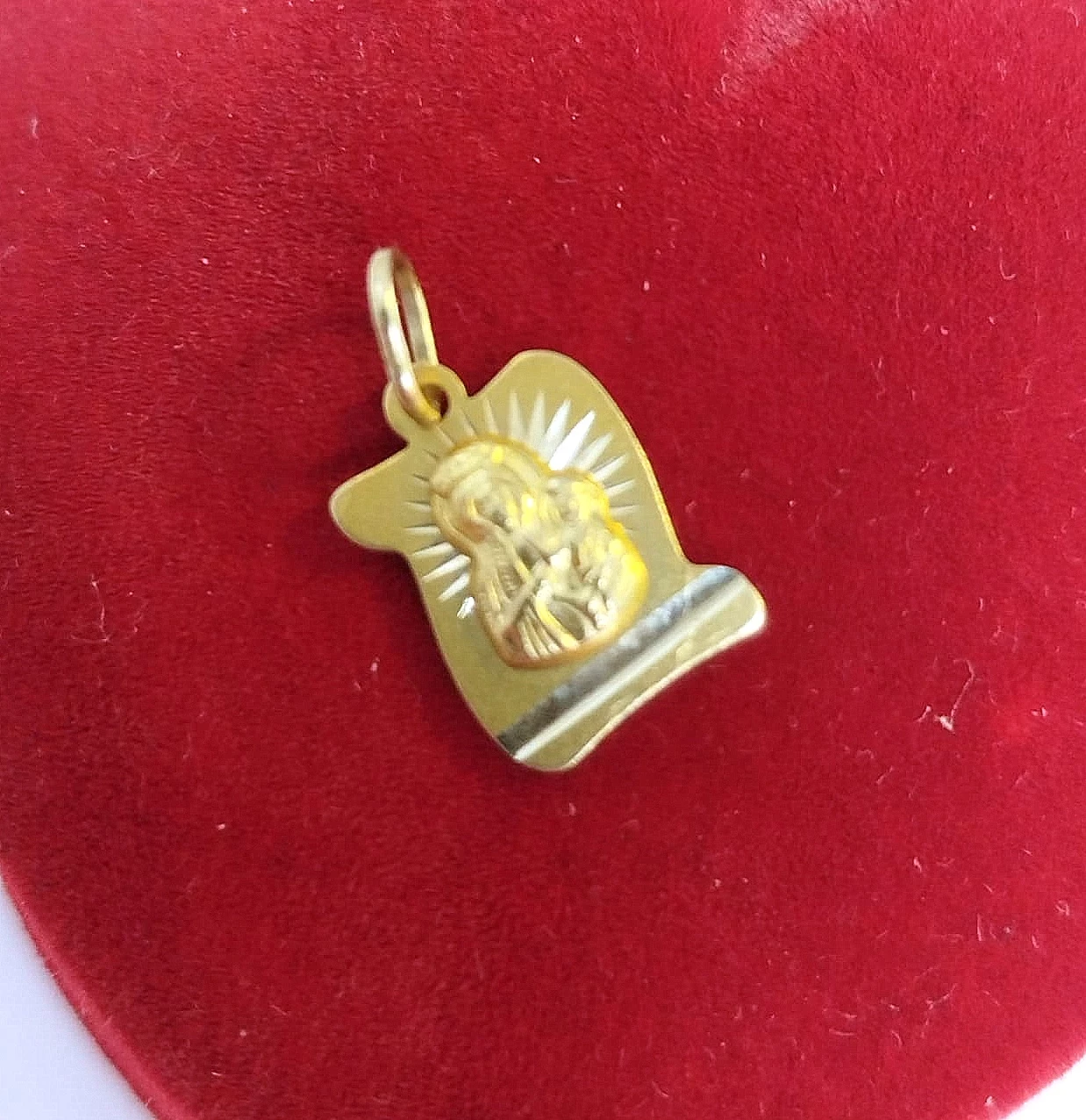 delikatny-zloty-medalik-z-matka-boska-czestochowska-proba-585-waga-079-g-stan-11323-2