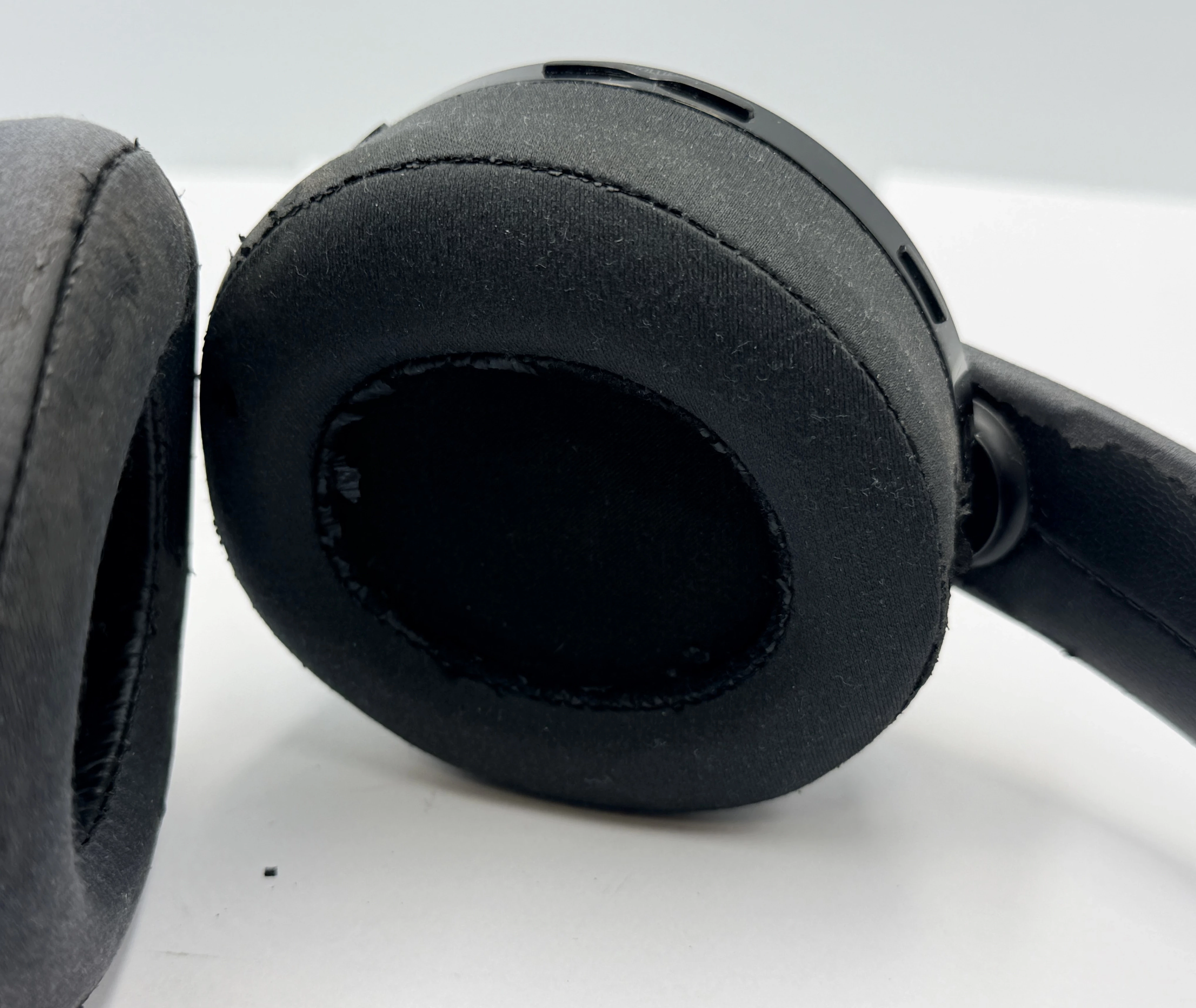 sluchawki-playstation-bezprzewodowe-model-gold