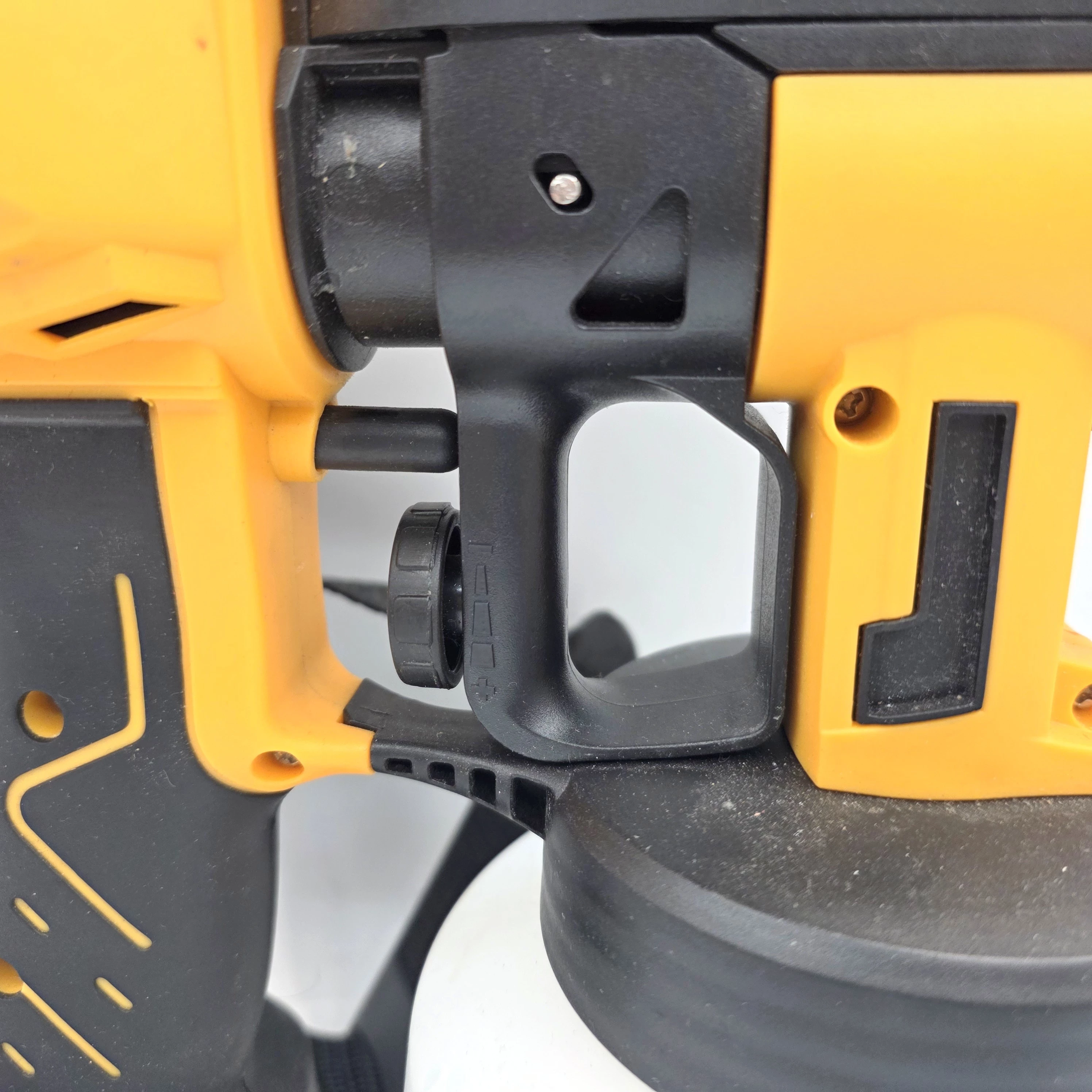 pistolet-malarski-deko-600-w-pojemnosc-zbiornika-120