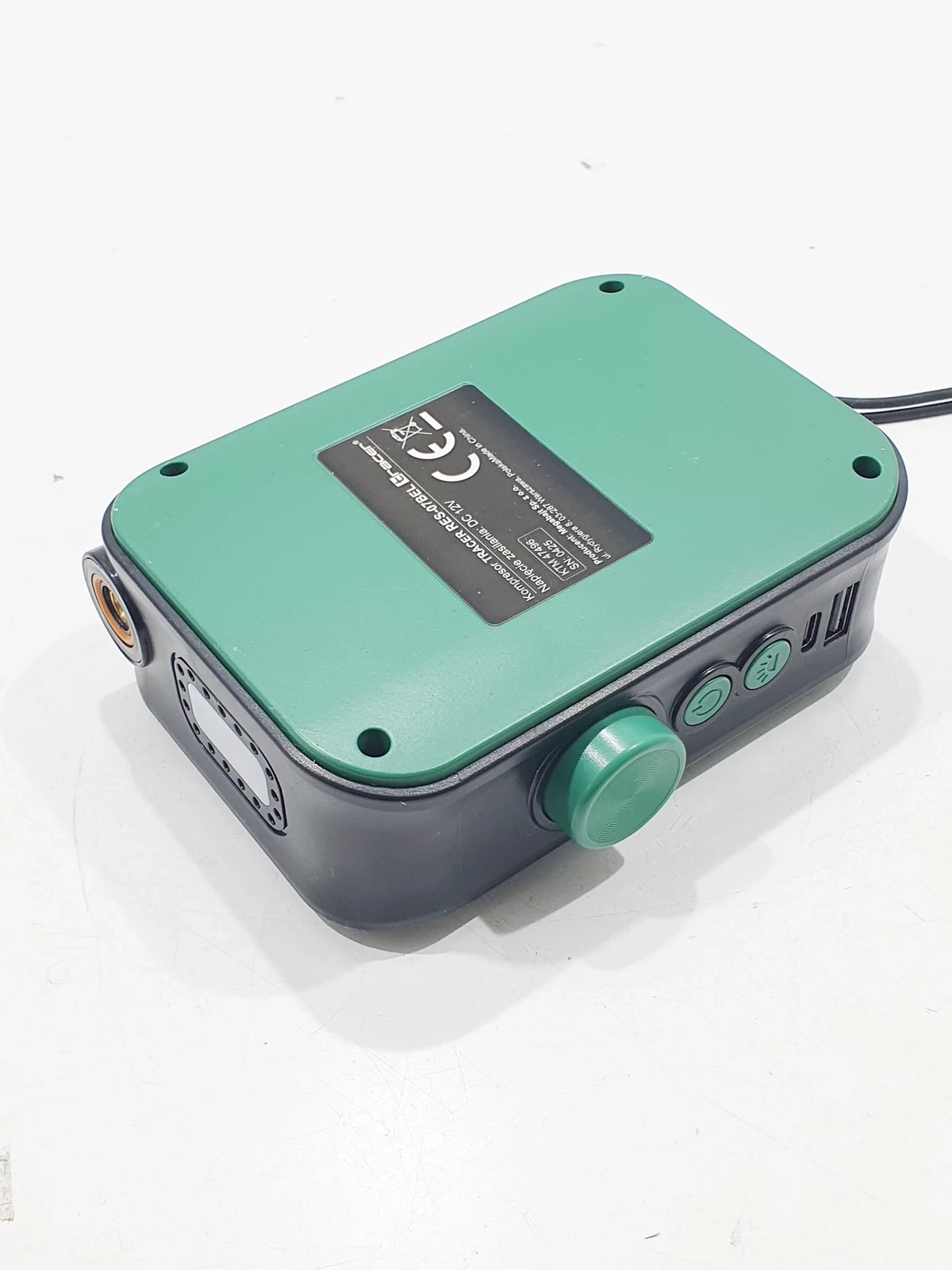 kompaktowy-kompresor-samochodowy-12v-10bar-4000mah-powerbank-latarka-led-kod-producenta-trakom47496