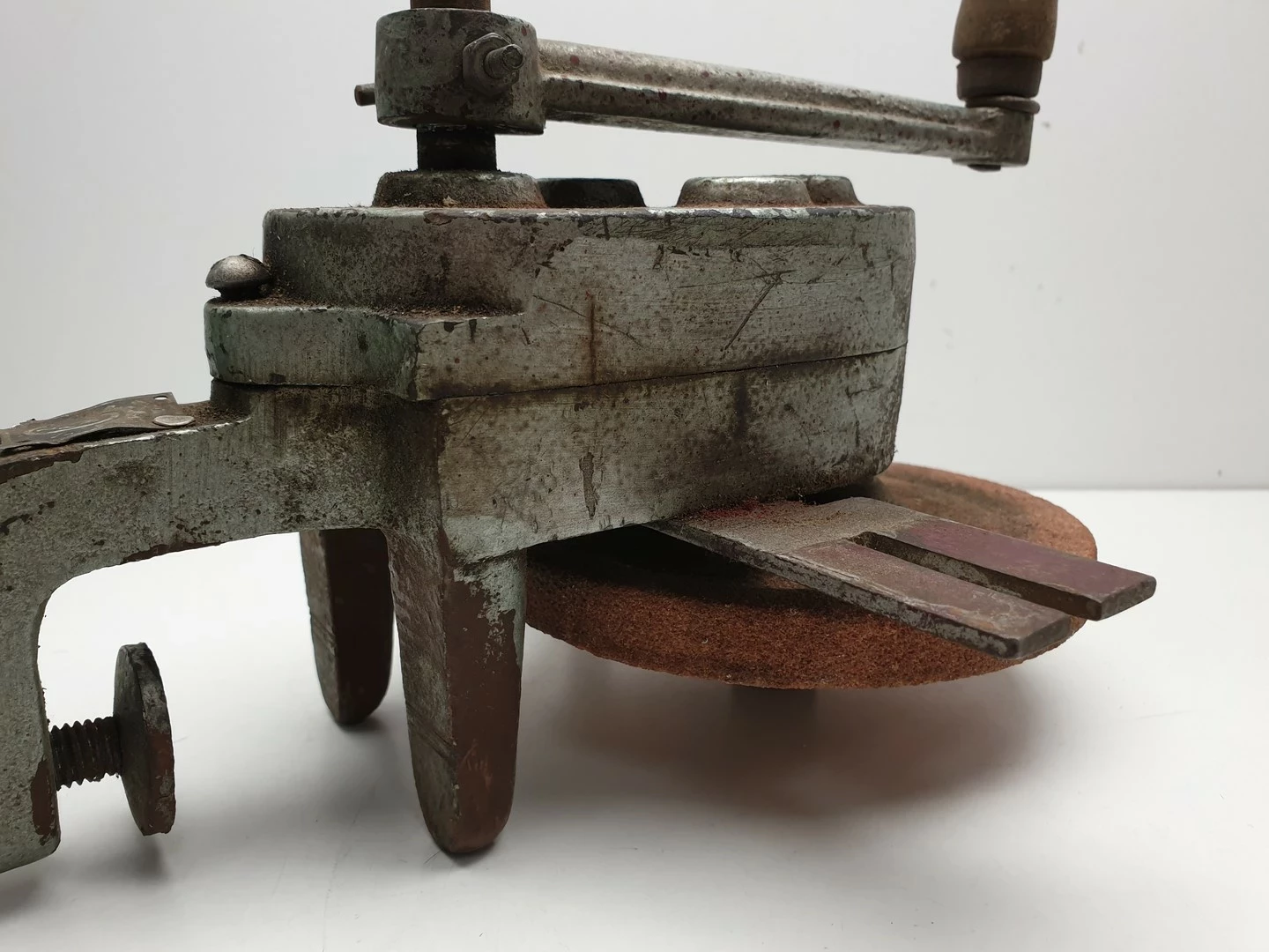 szlifierka-reczna-stolowa-ostrzalka-na-korbke-wczesny-prl-vintage-wroclawska-6-opole-sj