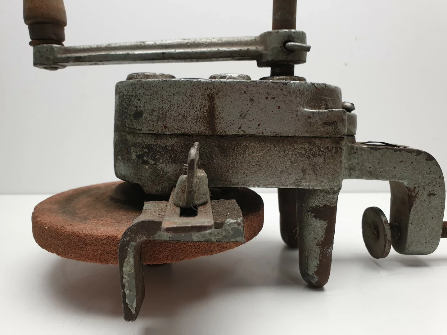 szlifierka-reczna-stolowa-ostrzalka-na-korbke-wczesny-prl-vintage-stan-11323-253798