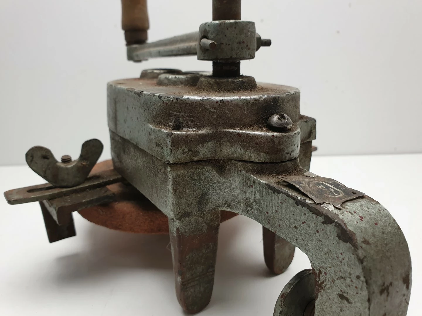 szlifierka-reczna-stolowa-ostrzalka-na-korbke-wczesny-prl-vintage-wroclawska-6-opole-sj