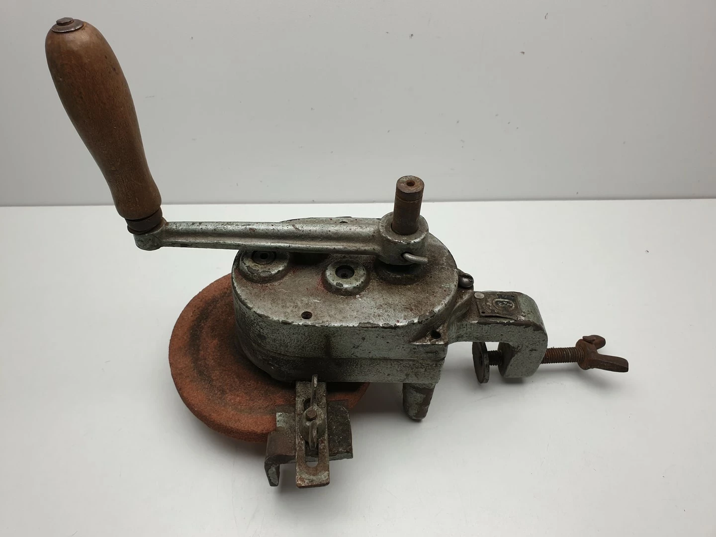 szlifierka-reczna-stolowa-ostrzalka-na-korbke-wczesny-prl-vintage-wroclawska-6-opole-sj