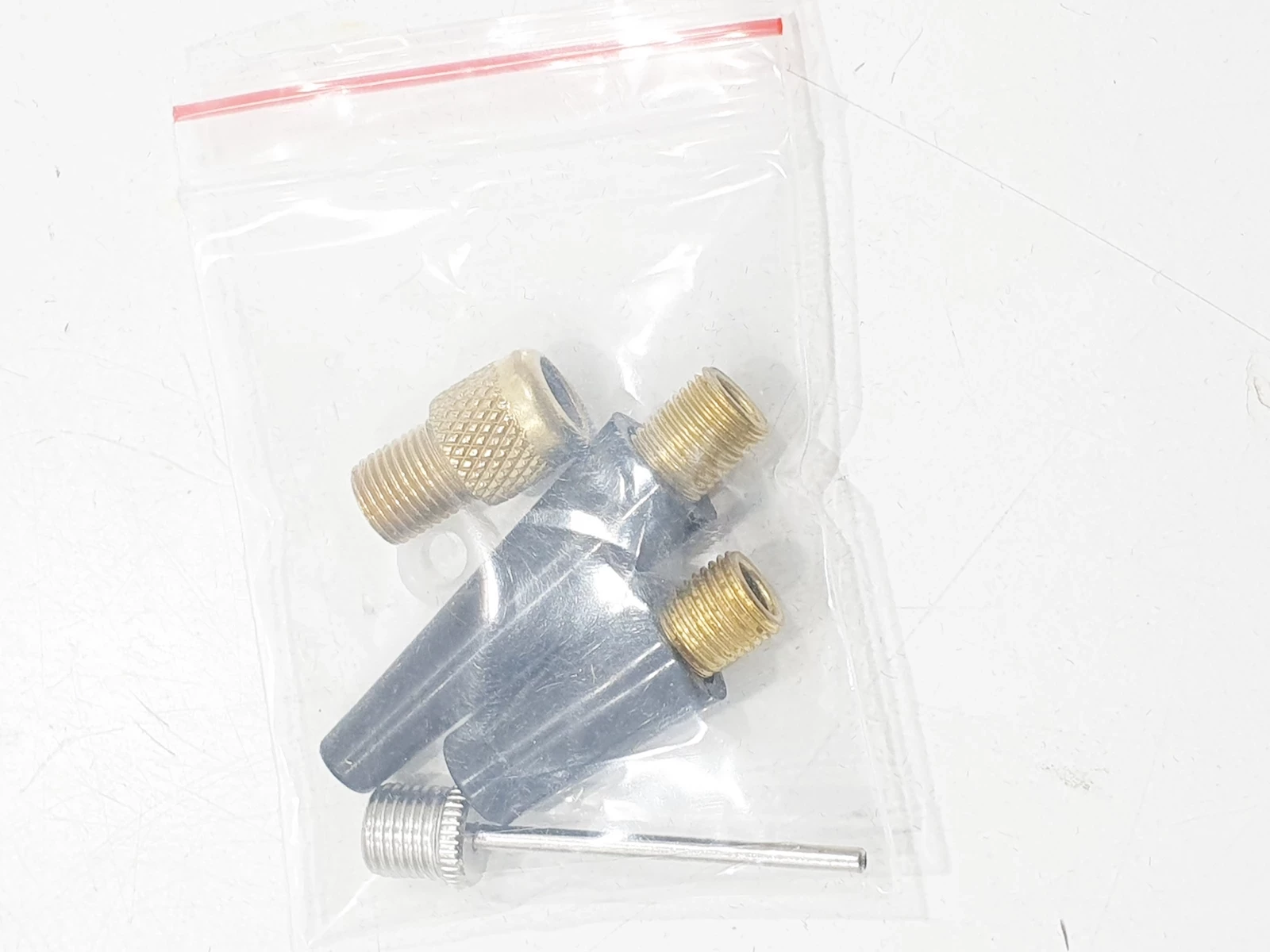 kompaktowy-kompresor-samochodowy-12v-10bar-4000mah-powerbank-latarka-led-ean-gtin-5907512874417