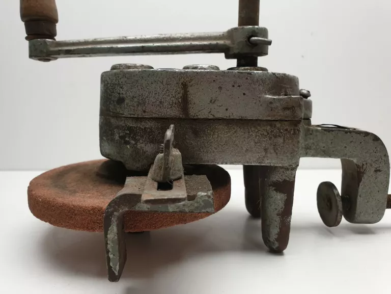 szlifierka-reczna-stolowa-ostrzalka-na-korbke-wczesny-prl-vintage-stan-11323-253798