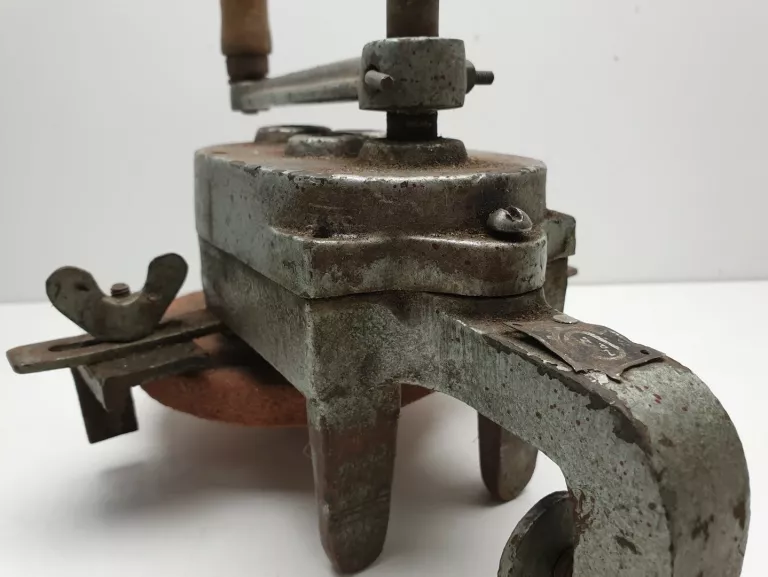 szlifierka-reczna-stolowa-ostrzalka-na-korbke-wczesny-prl-vintage-wroclawska-6-opole-sj