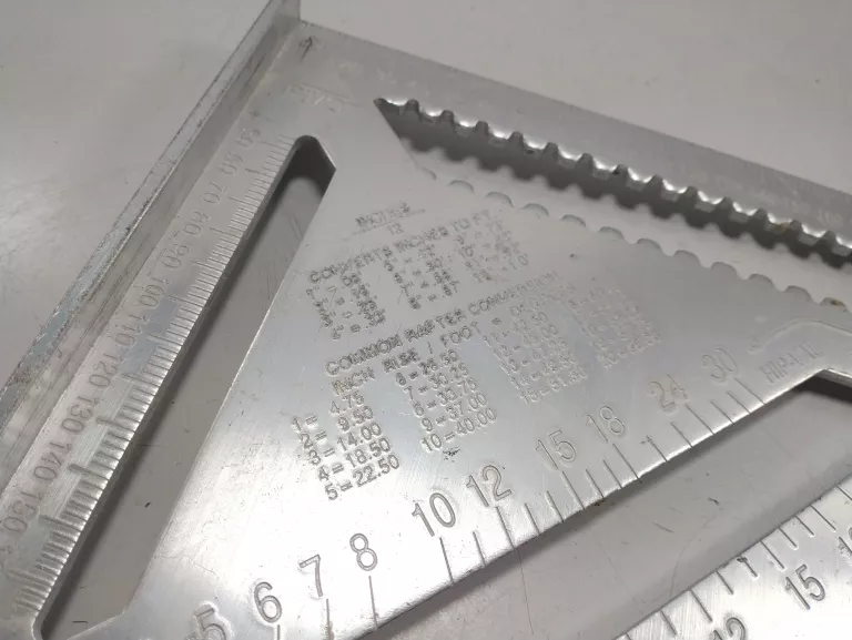 katownik-aluminiowy-pro-stolarski-z-podstawa-300mm-kod-producenta-3-01-05-e1-906