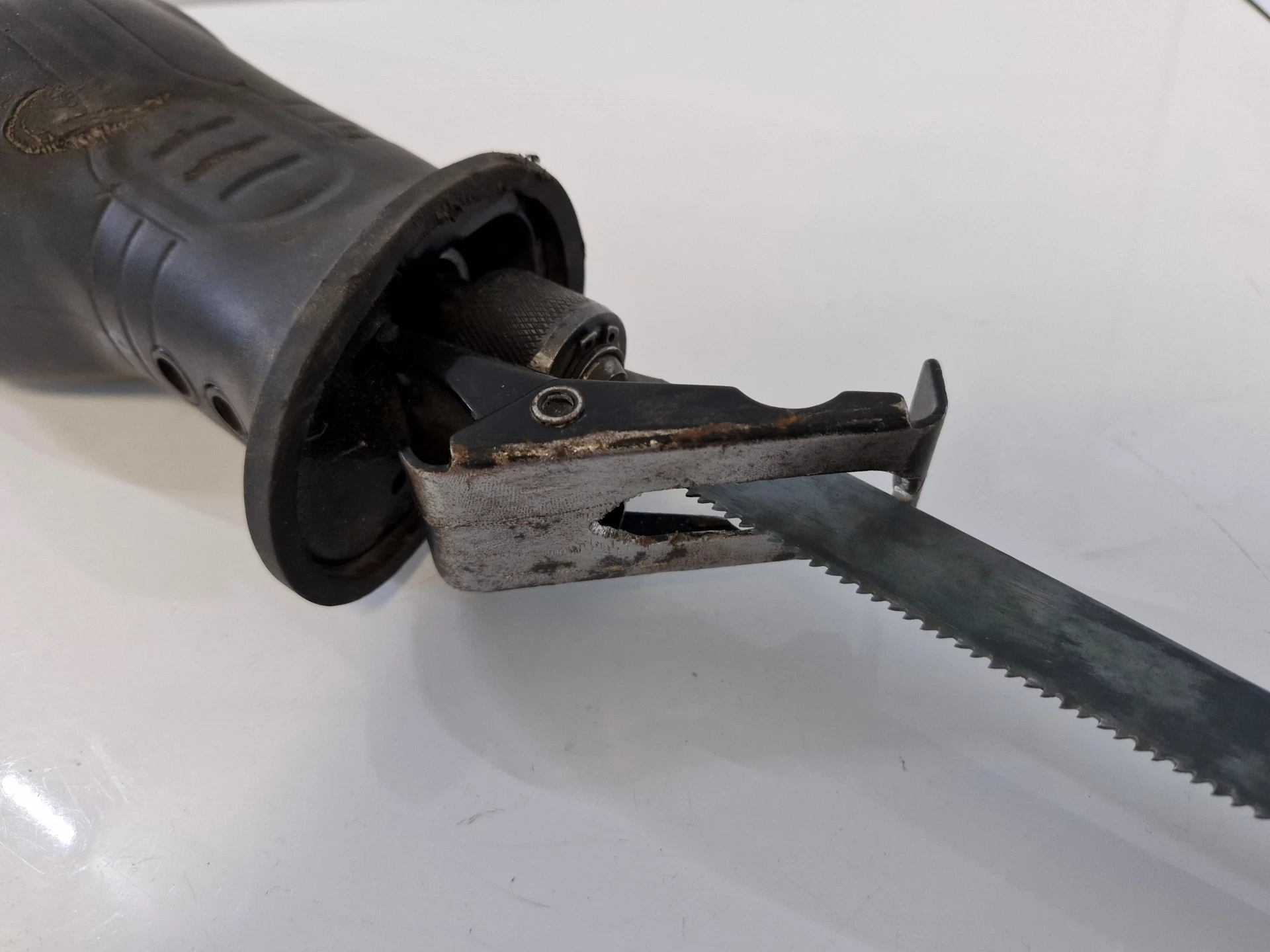 pilarka-szablasta-900w-graphite-58g971-pila-dlugosc-skoku-2000