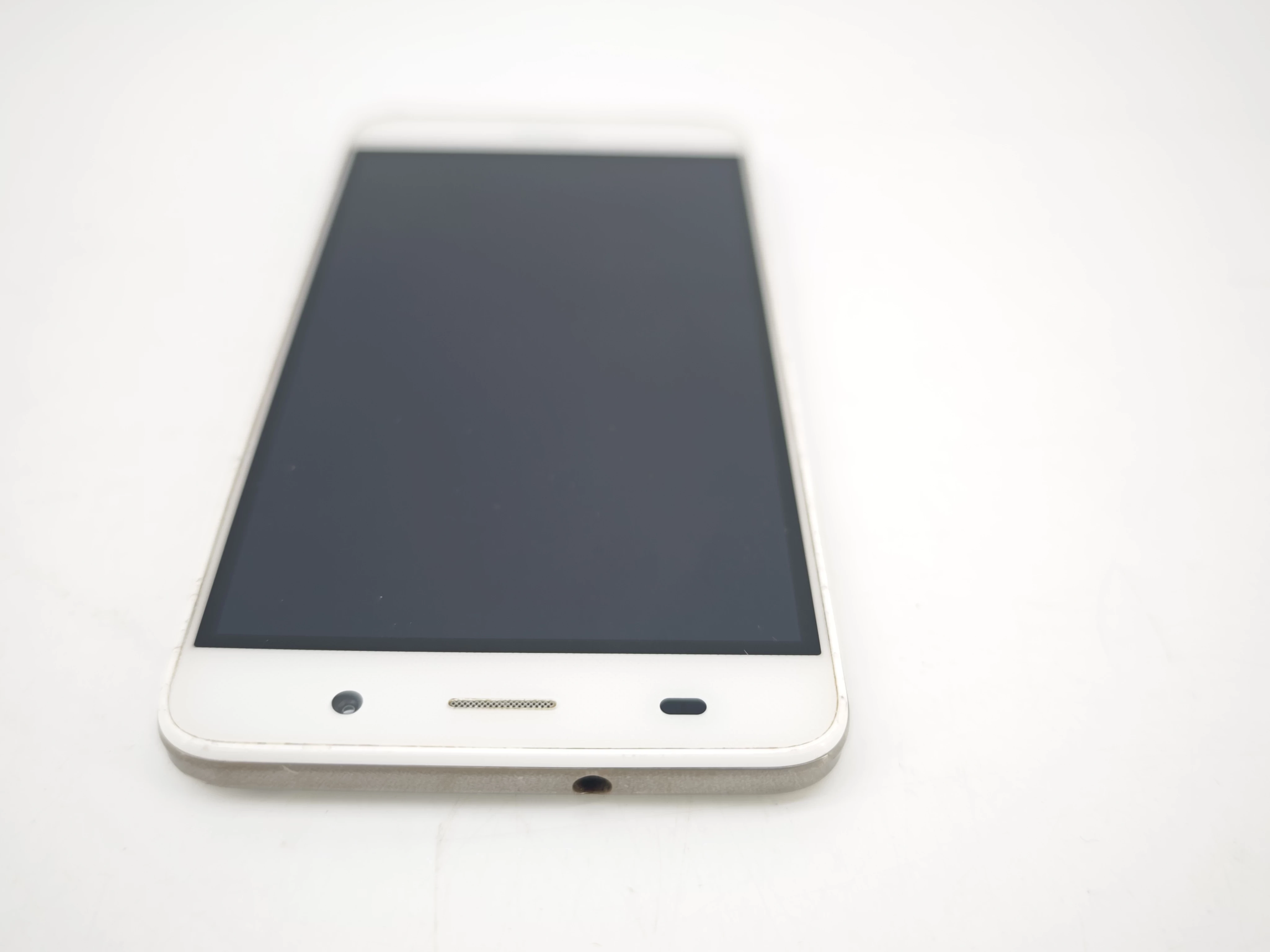 telefon-huawei-y6-bialy-przekatna-ekranu-550