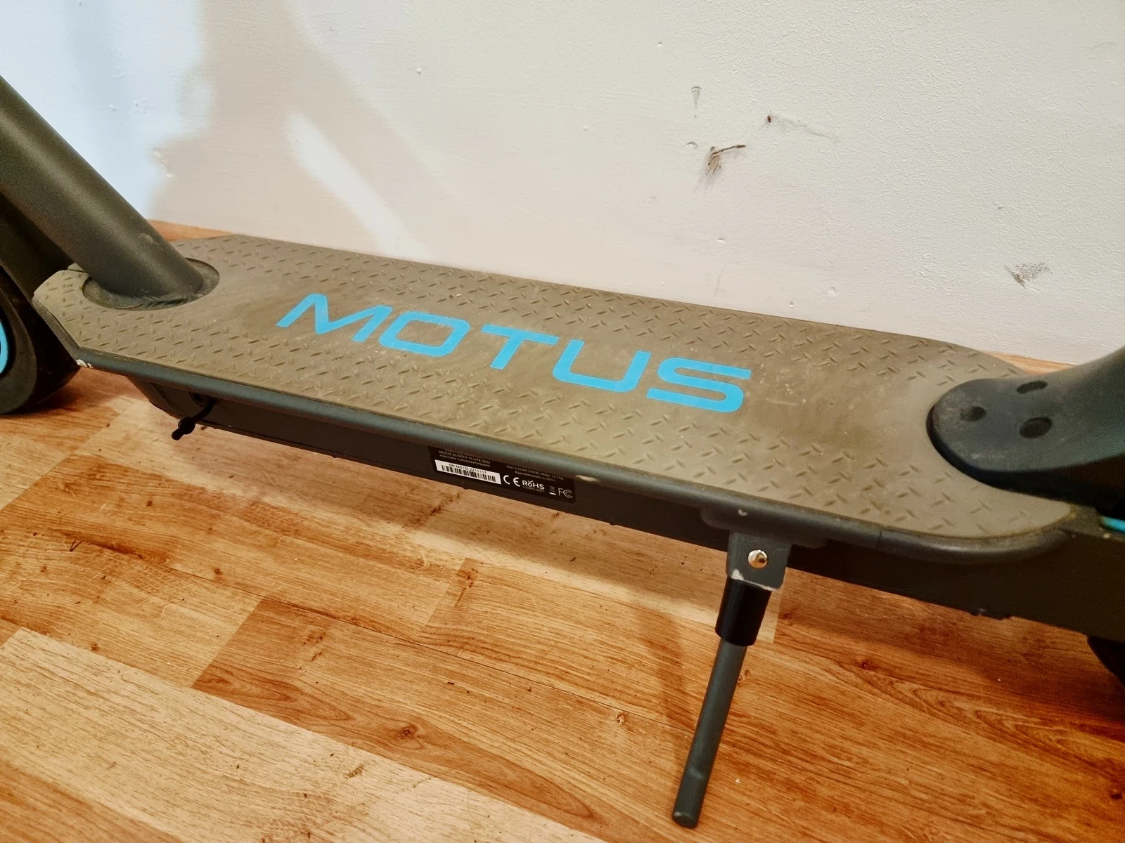 hulajnoga-elektryczna-motus-scooty-10-lite-2022-moc-silnika-35000