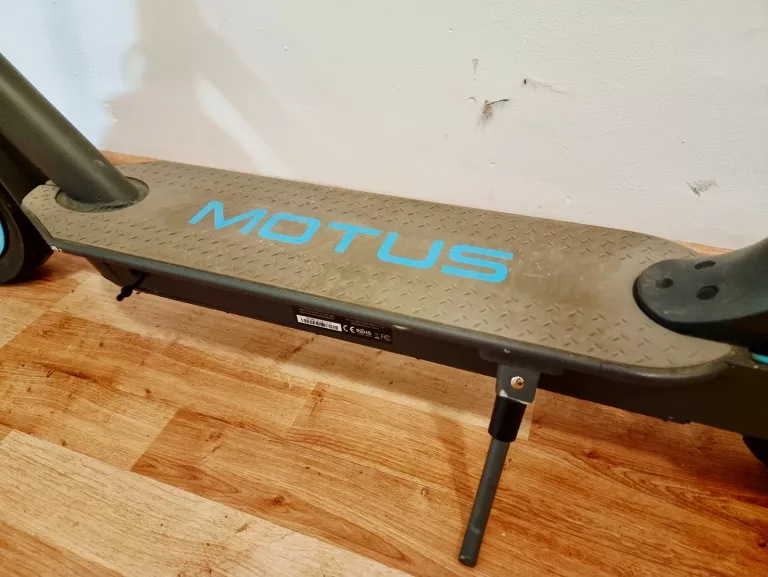 hulajnoga-elektryczna-motus-scooty-10-lite-2022-moc-silnika-35000