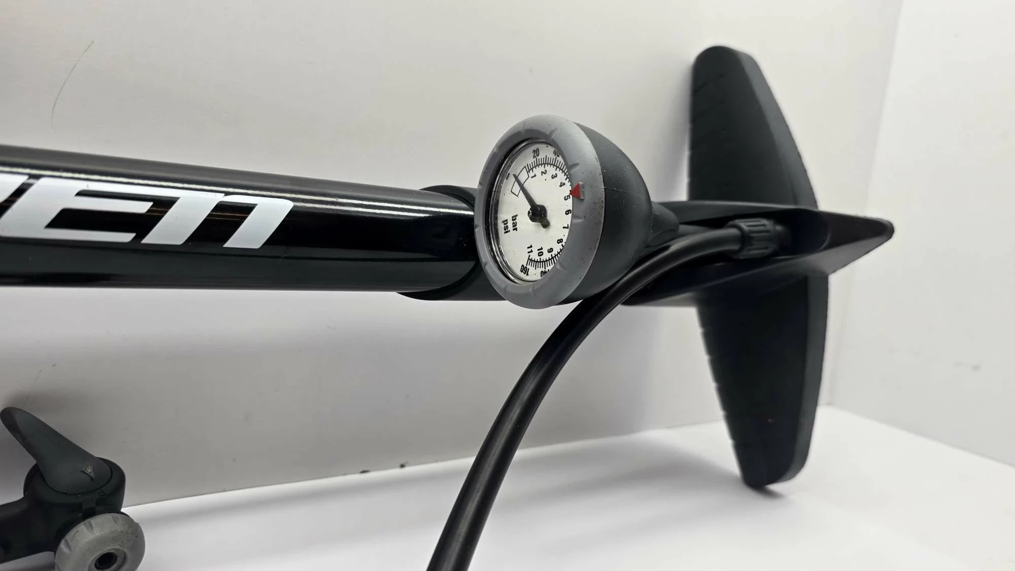 pompka-rowerowo-samochodowa-podlogowa-z-manometrem-stan-11323-2