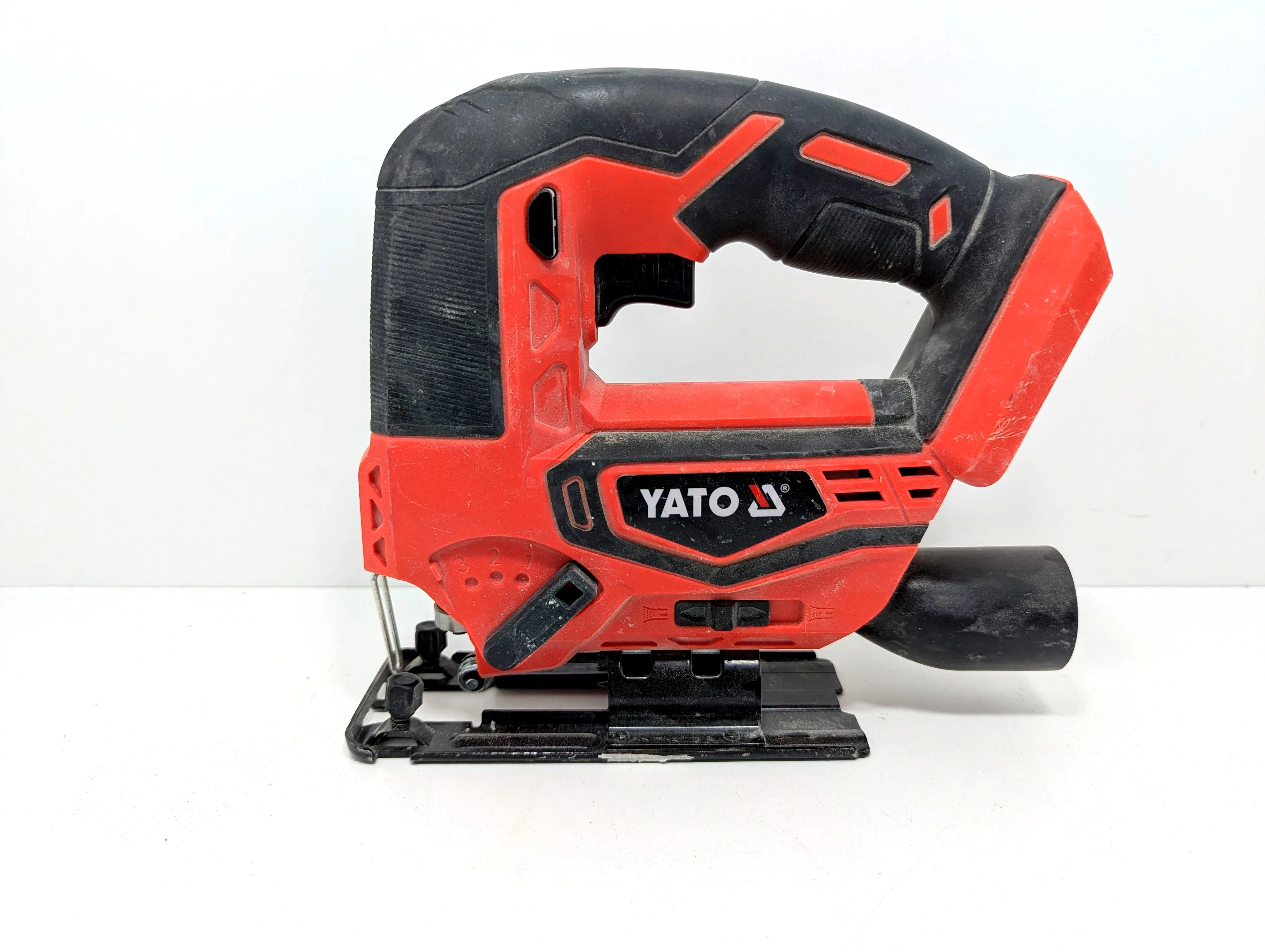 yato-wyrzynarka-18v-yt-82823-2xakumulator-40-ah-i-30-ah-stan-11323-2