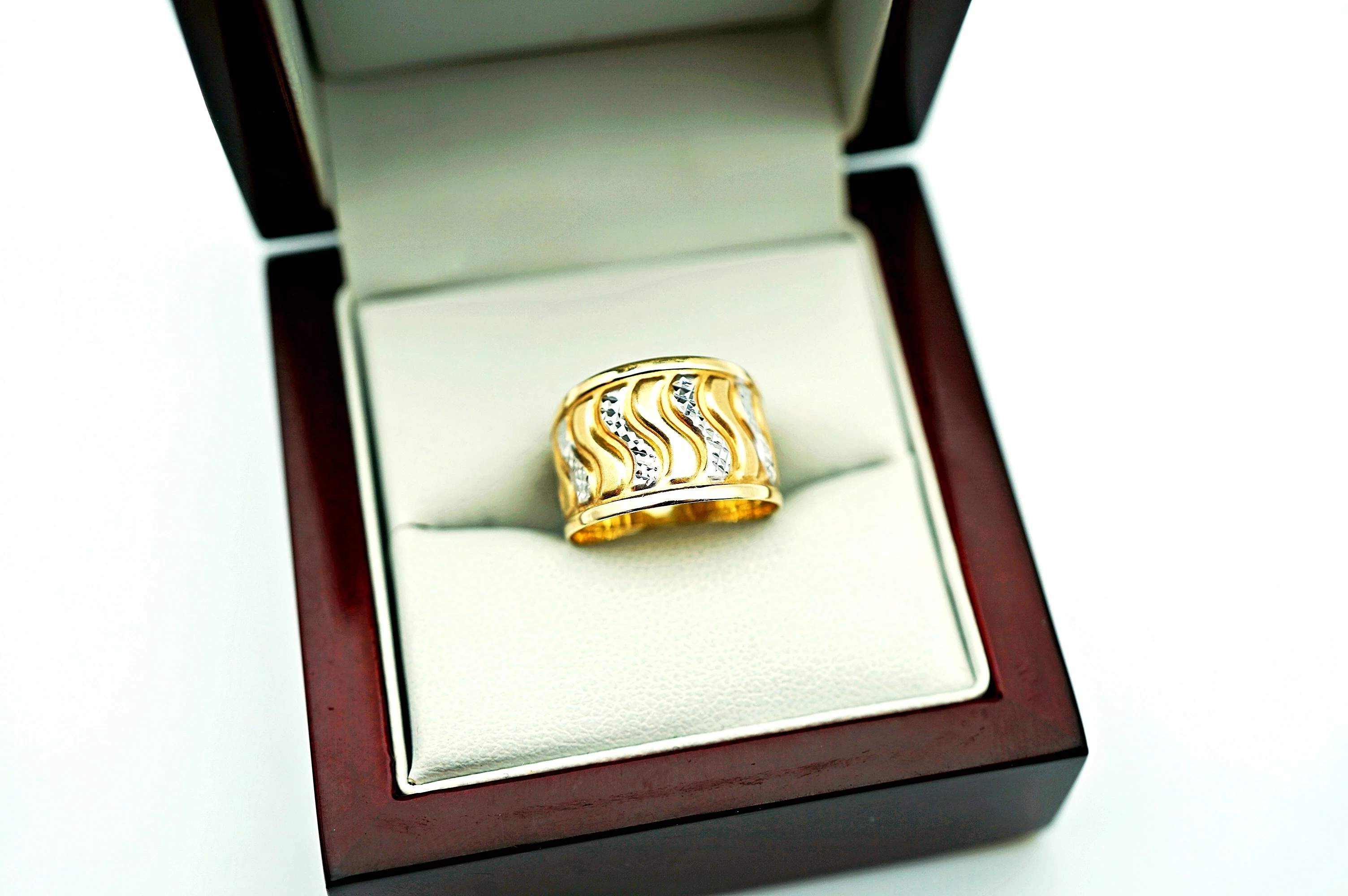 okazaly-zloty-dwukolorowy-pierscionek-pr-333-119g-r-13-8k-stan-11323-2