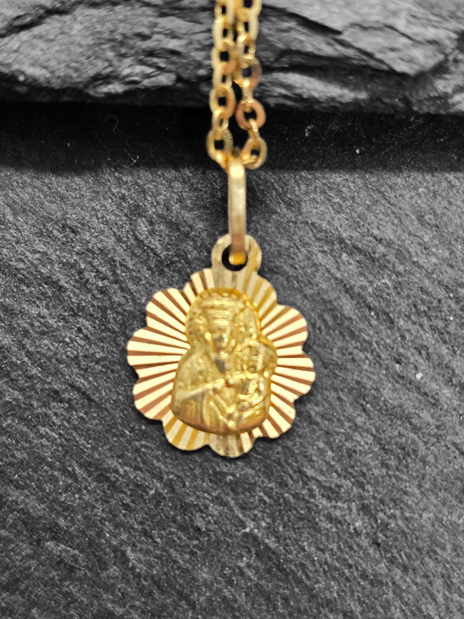 zloty-lancuszek-ankier-z-zawieszka-matki-boskiej-585-200g-material-15835-2