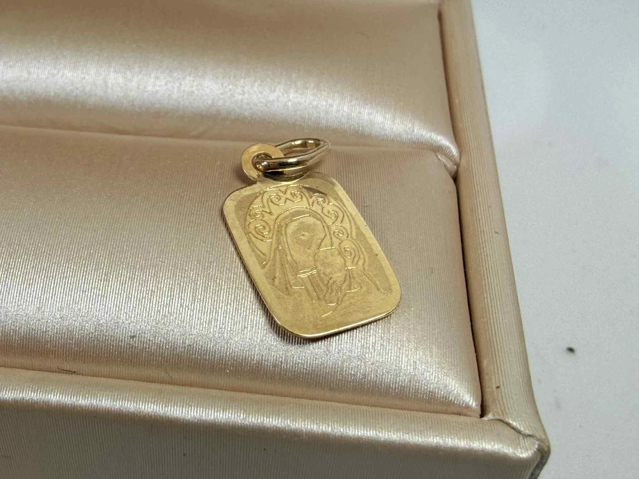 zlota-zawieszka-matka-boska-585-052g-rodzaj-2205-2