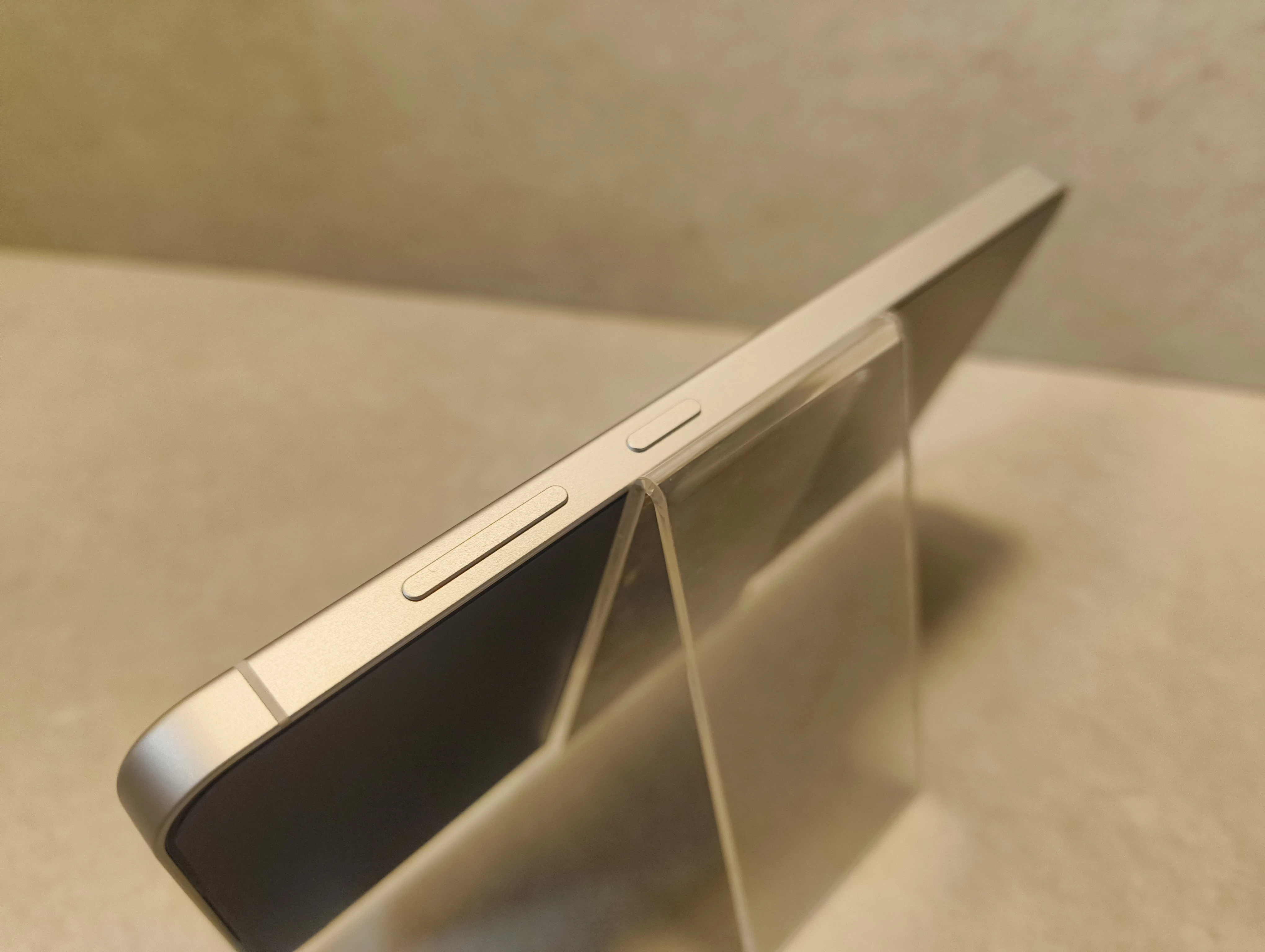 telefon-samsung-galaxy-s25-fe-8128-igla-przekatna-ekranu-670